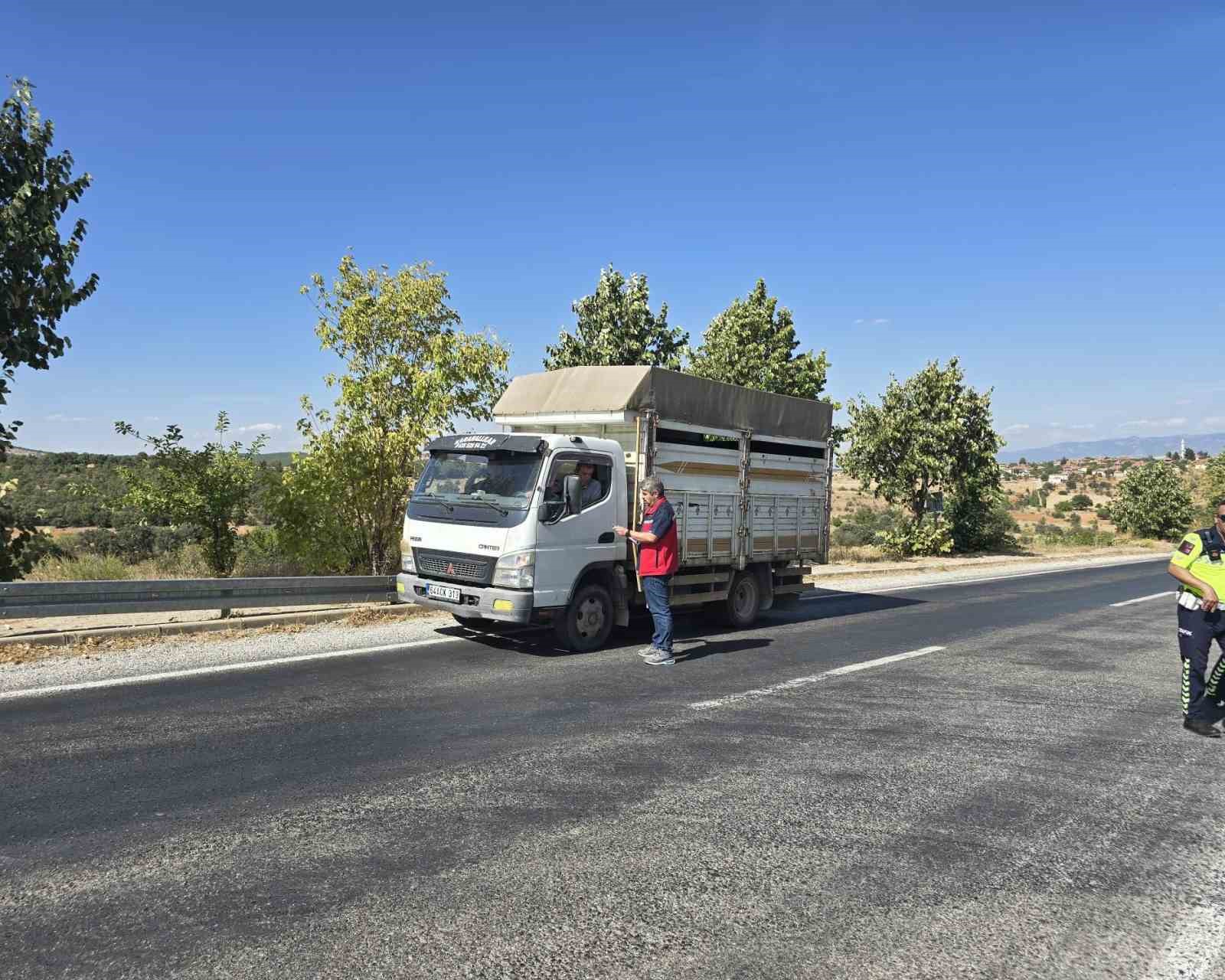 UŞAK’TA SALGIN HAYVAN HASTALIKLARININ YAYILMA RİSKİNE KARŞI, ÇEVRE İLLERLE BAĞLANTILI YOL GÜZERGÂHLARINDA KONTROL VE DENETİMLER GERÇEKLEŞTİRİLDİ.