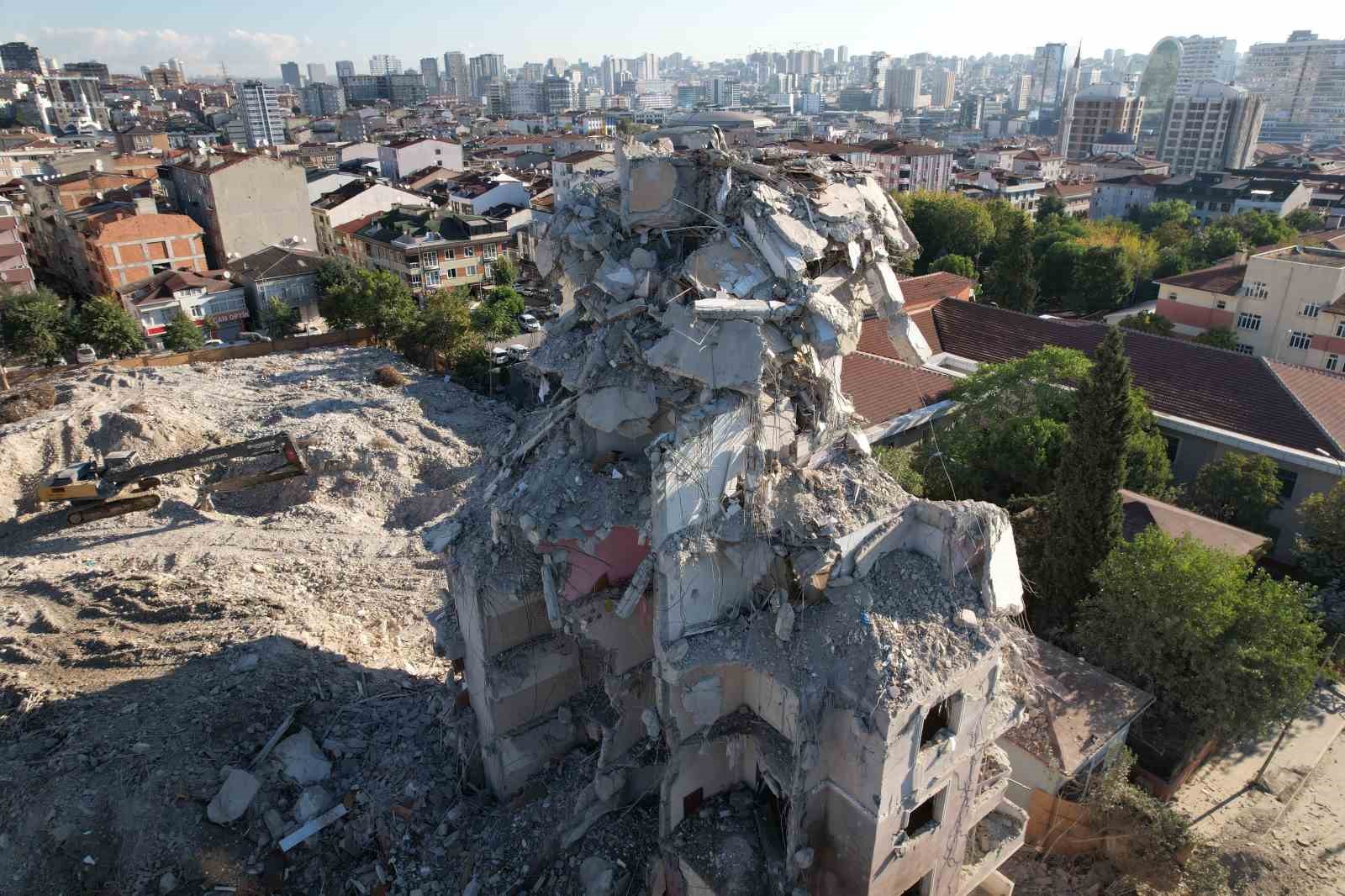 İSTANBUL KÜÇÜKÇEKMECE’DE DÜN KENTSEL DÖNÜŞÜM ÇALIŞMASI AŞAMASINDA OLAN VE AKŞAM KENDİLİĞİNDEN YIKILAN 6 KATLI BİNA GÜNDÜZ SAATLERİNDE HAVADAN GÖRÜNTÜLENDİ. 2 KİŞİNİN YARALANDIĞI OLAYDA CADDE İSE TRAFİĞE KAPATILDI.