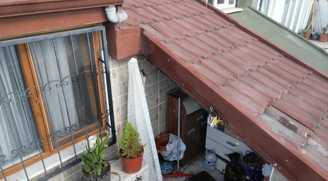 İSTANBUL SULTANGAZİ’DE 5 KATLI BİR BİNANIN ÇATI ARASINA YUVA YAPAN ÇOK SAYIDA ARI, YAKLAŞIK 10 GÜNDÜR EN ÜST KATTA YAŞAYAN AİLEYE ZOR ANLAR YAŞATIYOR.