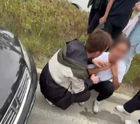 ESKİŞEHİR’İN TEPEBAŞI İLÇESİNDE KONTROLDEN ÇIKARAK KAZA YAPAN OTOMOBİLİN KADIN SÜRÜCÜSÜ, ARACININ ÖN TEKERİNİN KIRILDIĞINI GÖRÜNCE SİNİR KRİZİ GEÇİRDİ. KADIN SÜRÜCÜYE ÇEVREDEKİ VATANDAŞLAR SAKİNLEŞTİRDİ.