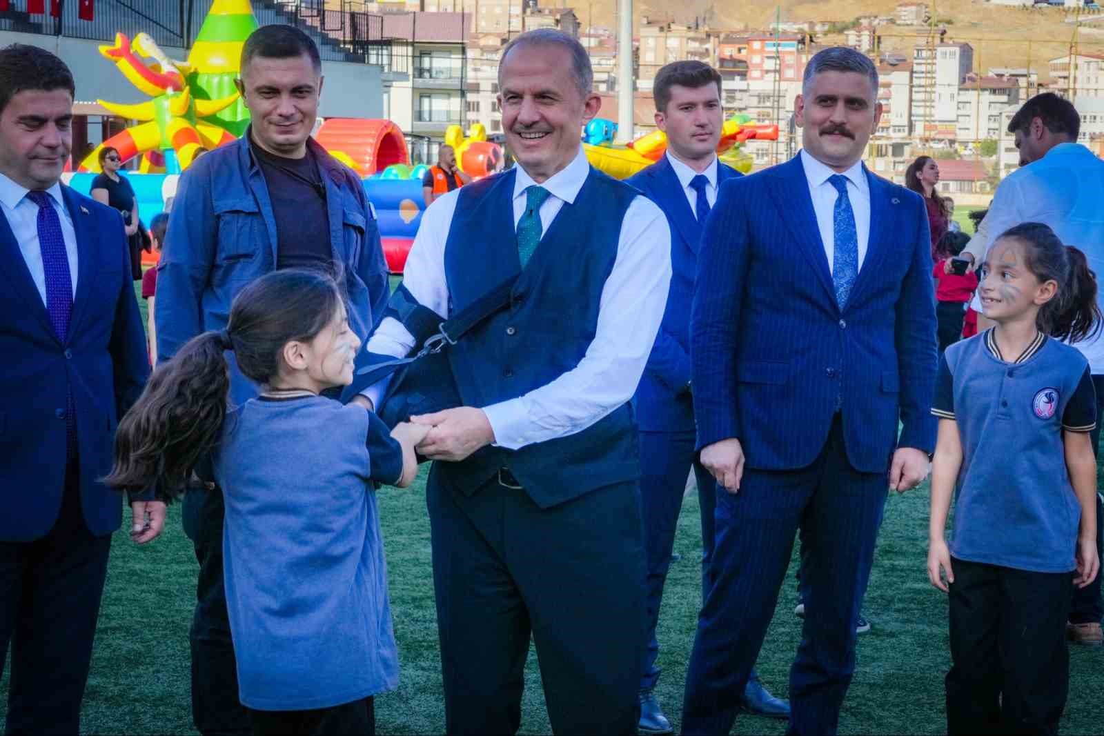 HAKKÂRİ BELEDİYESİ TARAFINDAN ÇOCUKLARIN SOSYAL, SPORTİF VE EĞLENCELİ ETKİNLİKLERLE KEYİFLİ VAKİT GEÇİRMELERİNİ SAĞLAMAK AMACIYLA DÜZENLENEN 3. ÇOCUK OYUN ŞENLİĞİ, 3 GÜN BOYUNCA MERZAN ŞEHİR STADYUMU’NDA GERÇEKLEŞTİRİLDİ.