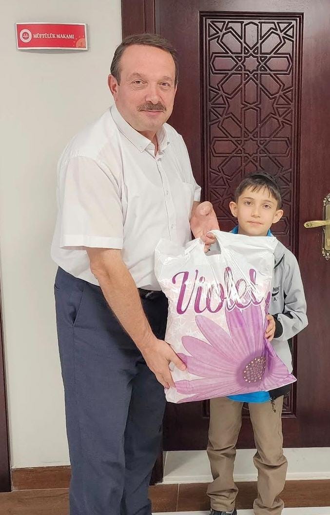 ESKİŞEHİR’DE DÜZENLENEN HAFIZLIK VE KUR’AN-I KERİM’İ YÜZÜNDEN GÜZEL OKUMA YARIŞMASI’NDA HACI HİLMİ EFENDİ HAFIZLIK YATILI ERKEK KUR’AN KURSU ÖĞRENCİLERİ İKİ AYRI KATEGORİDE BİRİNCİ OLARAK ÇİFTE BAŞARIYA İMZA ATTI.
