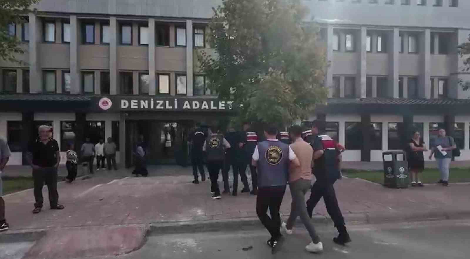 DENİZLİ'DE 6 FARKLI İŞ YERİNDE MEYDANA GELEN 3 MİLYONLUK FAİLİ MEÇHUL HIRSIZLIK OLAYLARI, JASAT DEDEKTİFLERİNİN SIKI TAKİBİ SONUCU YAKALANDI. ADLİYEYE SEVK EDİLEN 7 ŞÜPHELİ, AİLELERİNİN KENDİLERİNE HAKARET EDİP TÜKÜRMESİYLE NEYE UĞRADIKLARINI ŞAŞIRDI.