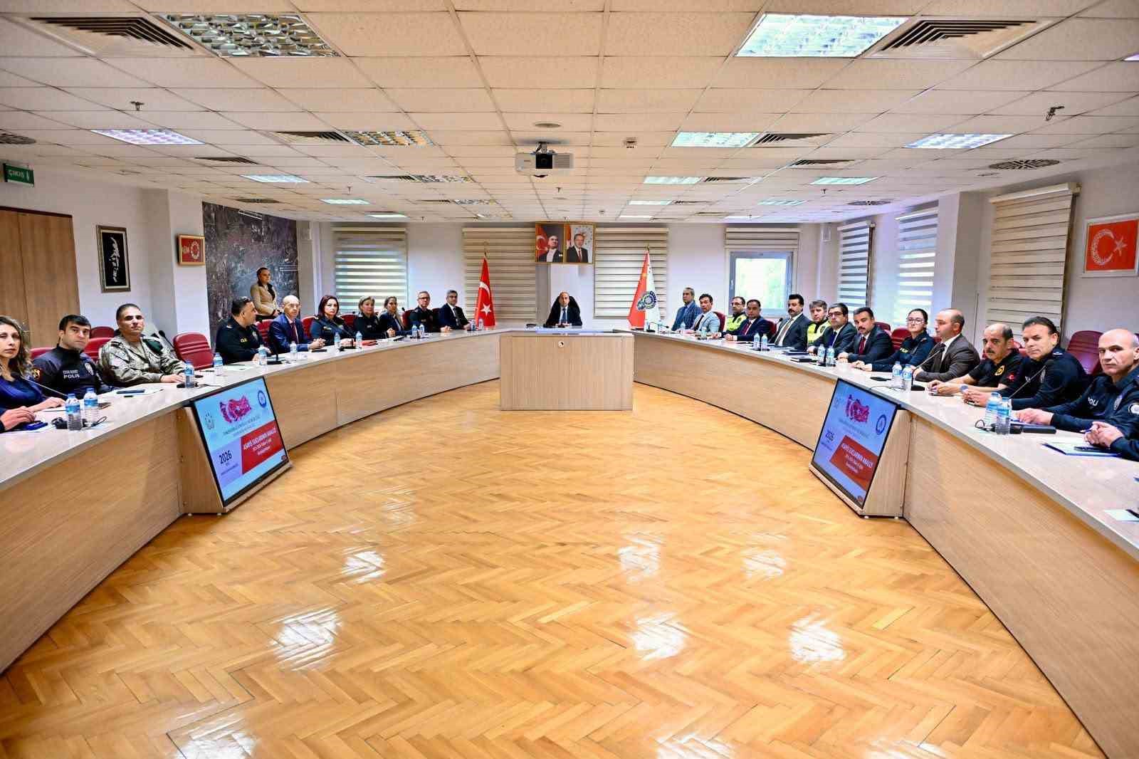 ESKİŞEHİR İL EMNİYET MÜDÜRÜ TOLGA YILMAZ BAŞKANLIĞINDA GERÇEKLEŞTİRİLEN DEĞERLENDİRME TOPLANTISINDA, İL GENELİNDEKİ GÜVENLİK VE ASAYİŞ UYGULAMALARI İLE ÖNÜMÜZDEKİ DÖNEME İLİŞKİN PLANLAMALAR ELE ALINDI.