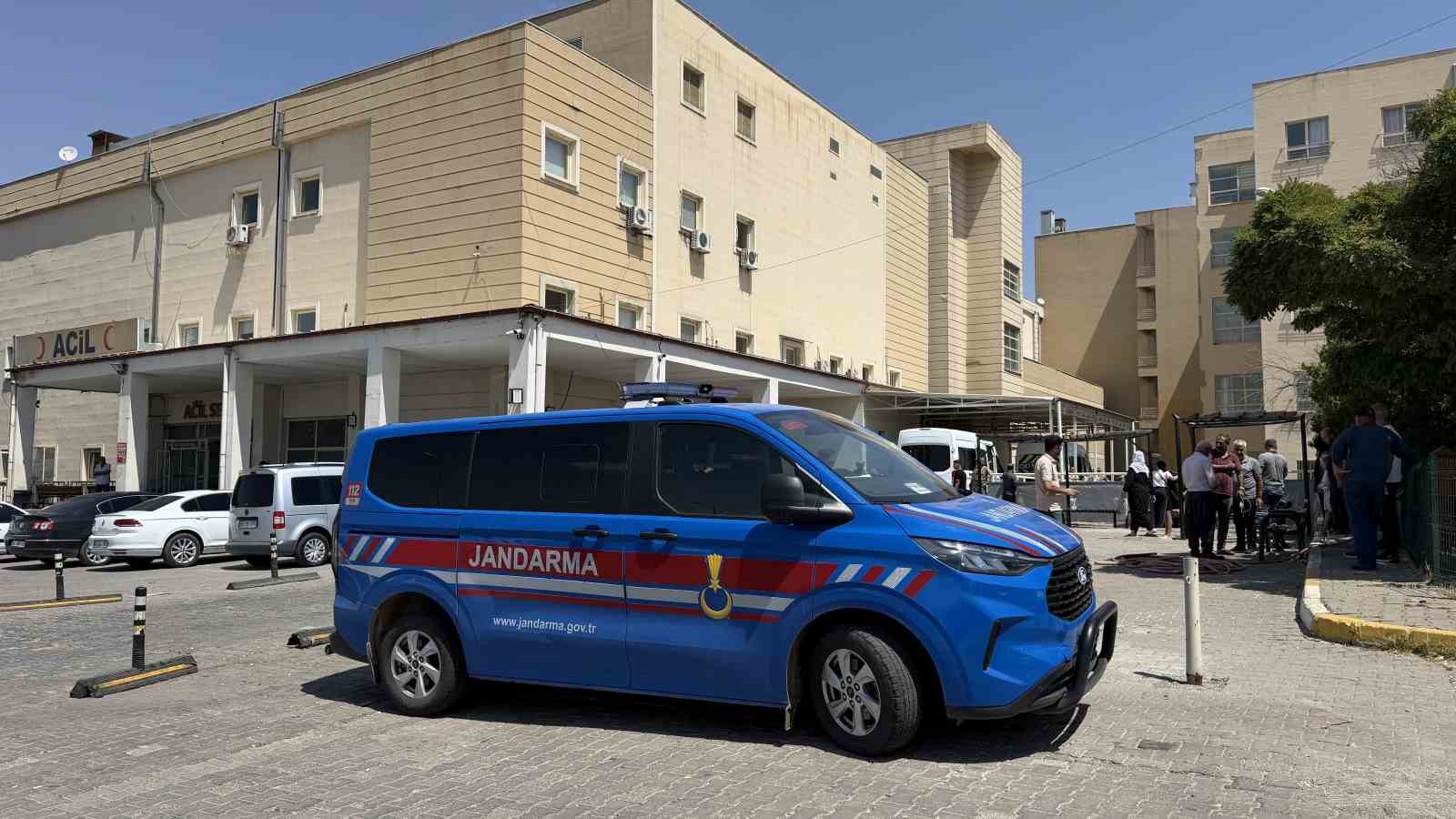 YARALILAR, SAĞLIK EKİPLERİNİN İLK MÜDAHALESİNİN ARDINDAN HASTANEYE KALDIRILDI.