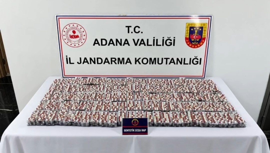 ADANA’DA JANDARMA EKİPLERİNCE UYUŞTURUCU TİCARETİ VE KULLANIMININ ÖNLENMESİNE YÖNELİK DÜZENLENEN OPERASYONLARDA, 7 BİN 393 SENTETİK UYUŞTURUCU HAP VE 450 GRAM SENTETİK UYUŞTURUCU ELE GEÇİRİLDİ. OPERASYONDA GÖZALTINA ALINAN 5 ŞÜPHELİ, ÇIKARILDIKLARI MAHKEMECE TUTUKLANDI.