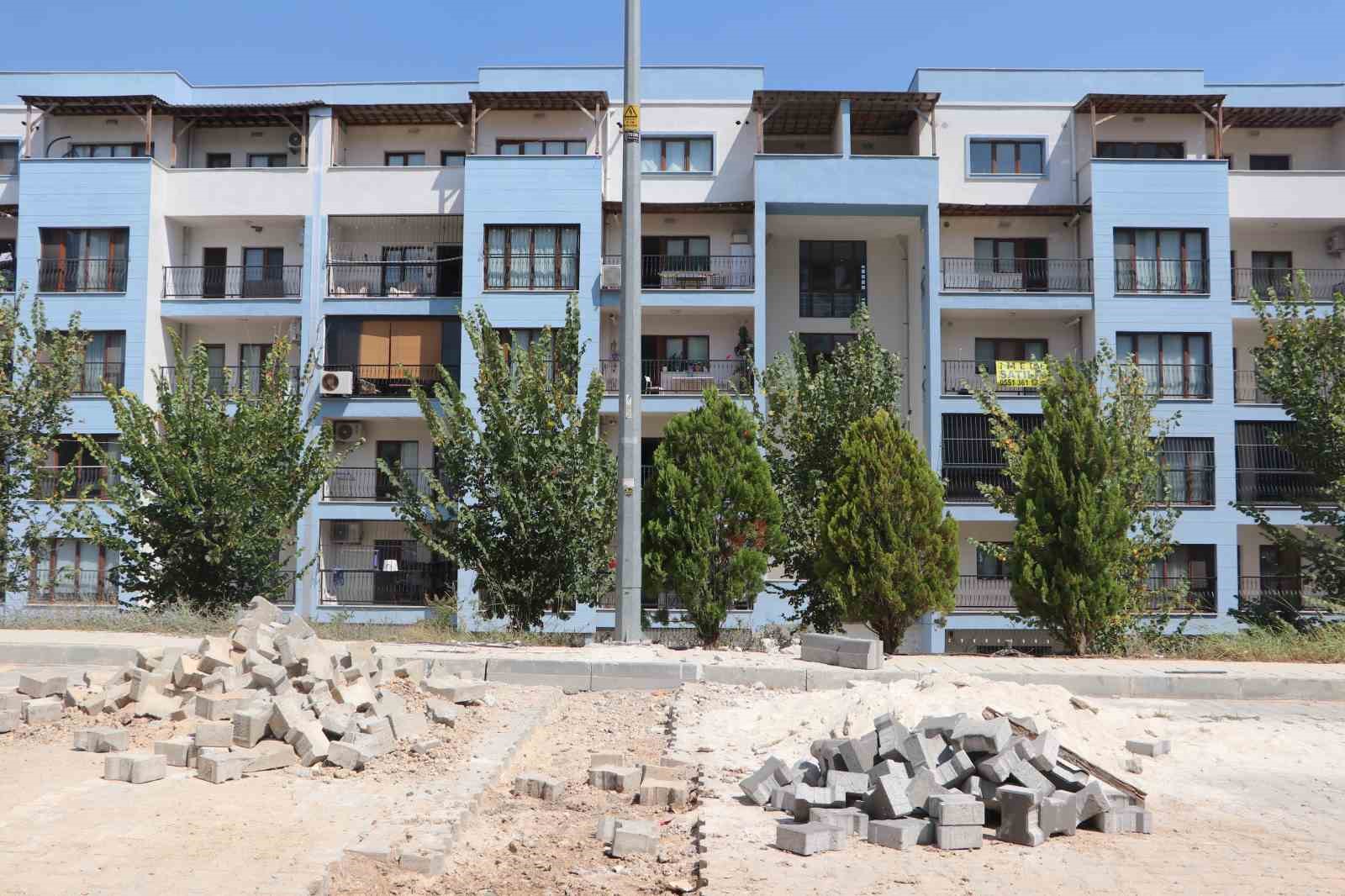 SARIÇAM İLÇESİNDE BİNLERCE TOPLU KONUTUN BULUNDUĞU MAHALLEDE BOZUK VE BAKIMSIZ YOLLAR VATANDAŞLARIN TEPKİSİNE NEDEN OLDU