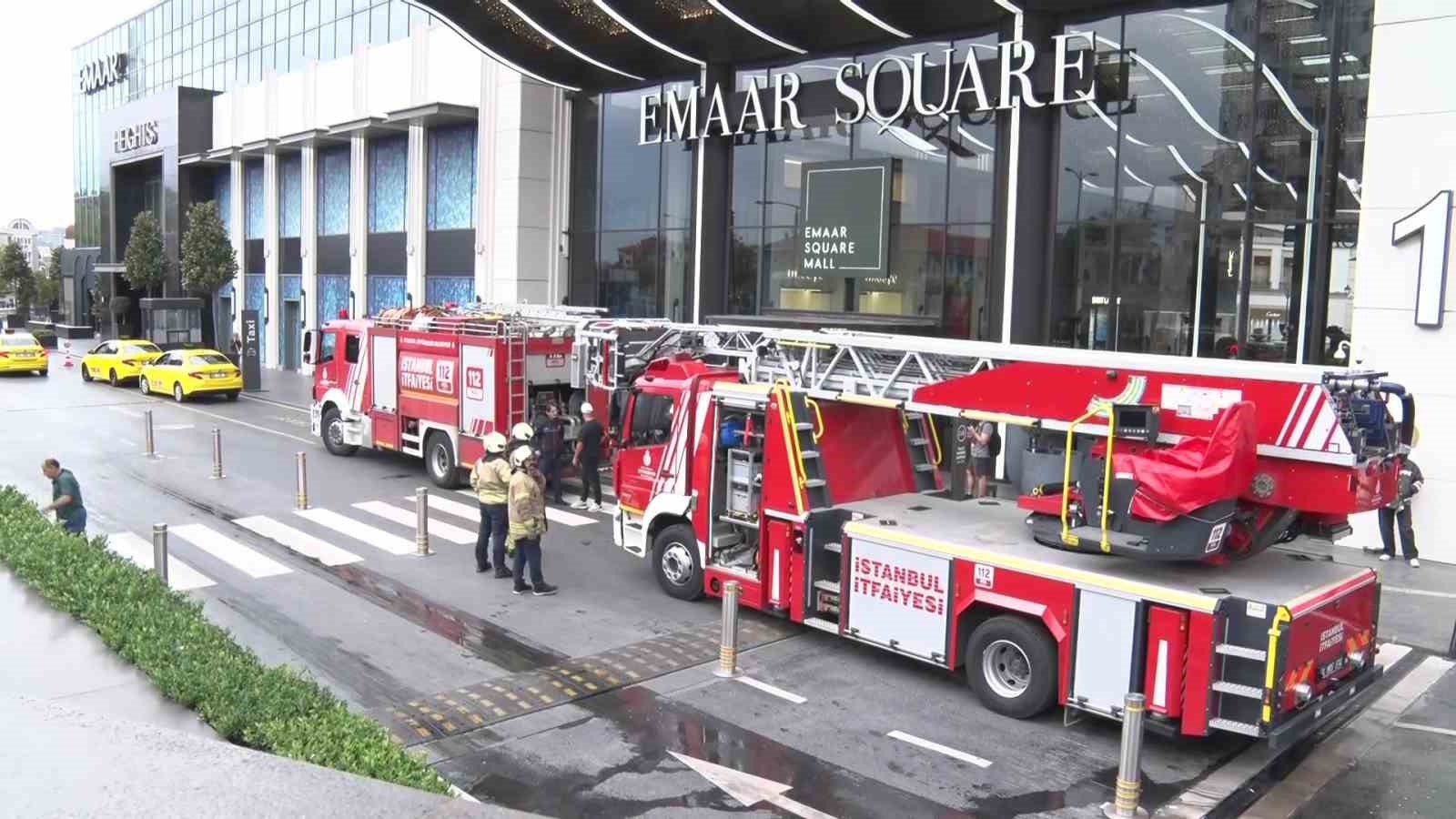 ÜSKÜDAR EMAAR AVM'DE BULUNAN BİR RESTORANIN MUTFAK BÖLÜMÜNDE ÇIKAN YANGIN KISA SÜRELİ PANİĞE NEDEN OLDU. EKİPLERİN MÜDAHALESİYLE KÜÇÜK ÇAPLI YANGIN KONTROL ALTINA ALINDI