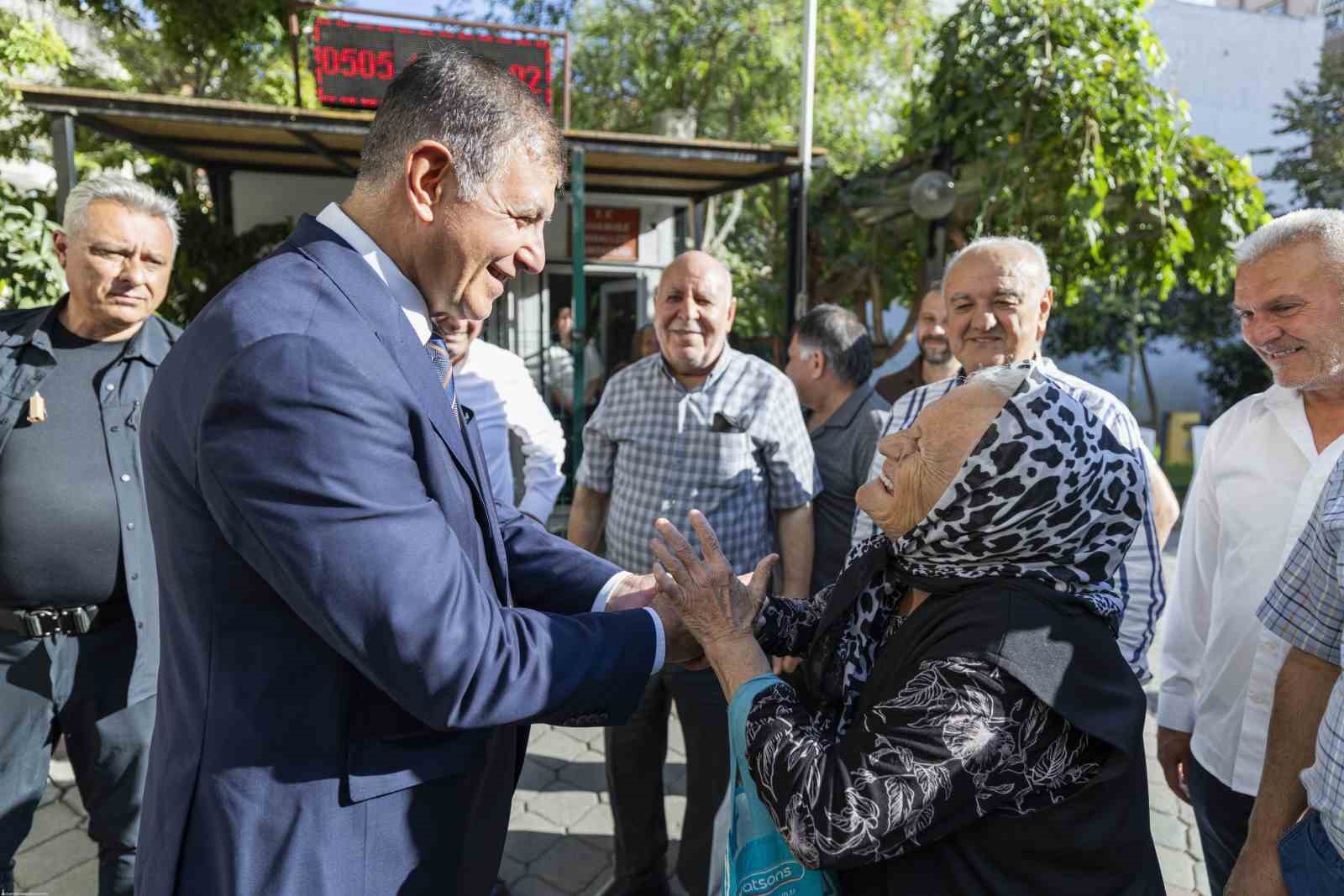 İZMİR BÜYÜKŞEHİR BELEDİYE BAŞKANI DR. CEMİL TUGAY, BUCA'NIN SORUNLARINI YERİNDE ÇÖZEBİLMEK İÇİN 6 MUHTARLIĞI ZİYARET EDEREK MAHALLELİNİN TALEPLERİNİ DİNLEDİ.
