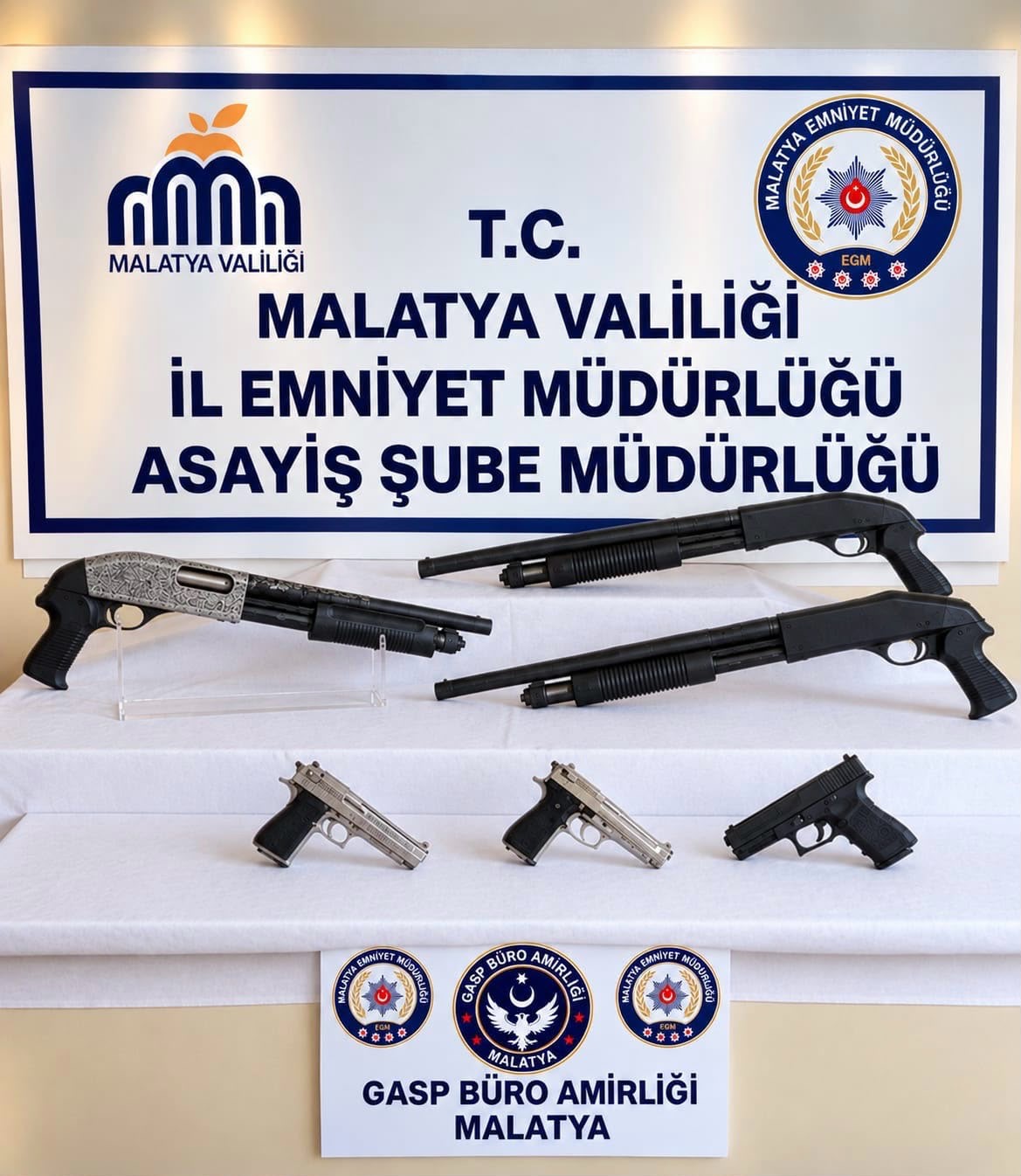 EKİPLERCE 2 İŞYERİ, 2 İKAMET VE 1 ARAÇTA YAPILAN ARAMALARDA 3 RUHSATSIZ TÜFEK VE 3 RUHSATSIZ TABANCA ELE GEÇİRİLDİ.