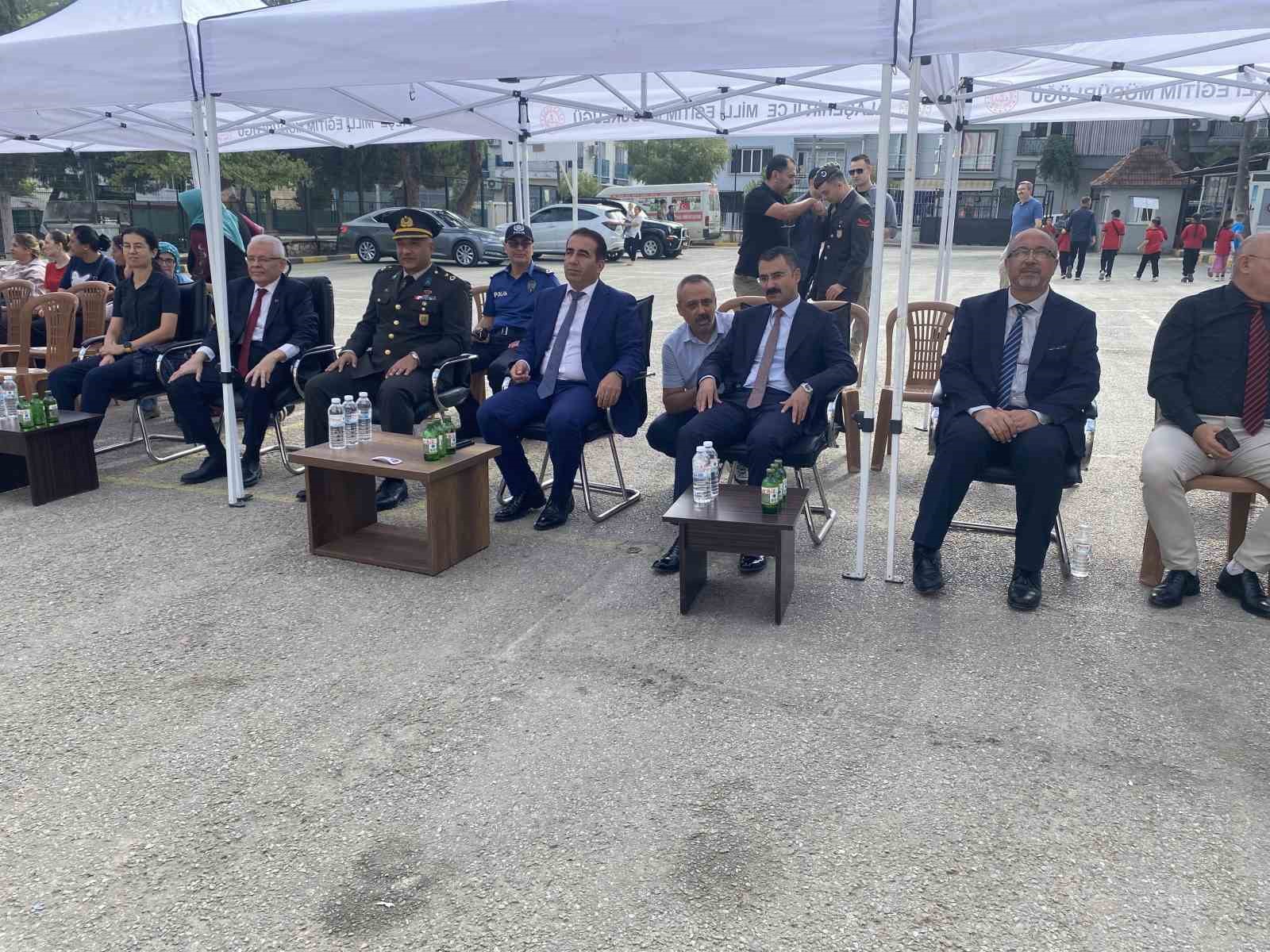 MANİSA'NIN ALAŞEHİR İLÇESİNDE 2026-2027 EĞİTİM-ÖĞRETİM YILI VE İLKÖĞRETİM HAFTASI DÜZENLENEN RENKLİ TÖRENLERLE KUTLANIRKEN, İLÇEDE EĞİTİM GÖREN 18 BİN 811 ÖĞRENCİ DERS BAŞI YAPMANIN HEYECANINI YAŞADI.