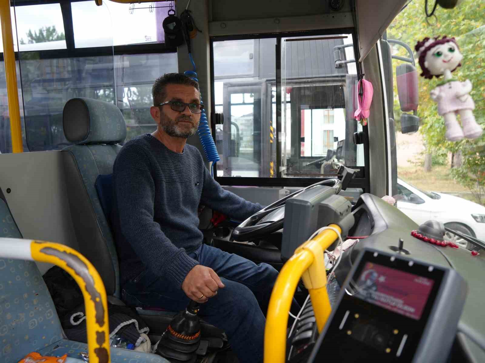 RAHMİ KILIÇ, OTOBÜSTE BULDUĞU PARA DOLU ÇANTAYI SAHİBİNE ULAŞTIRDI.