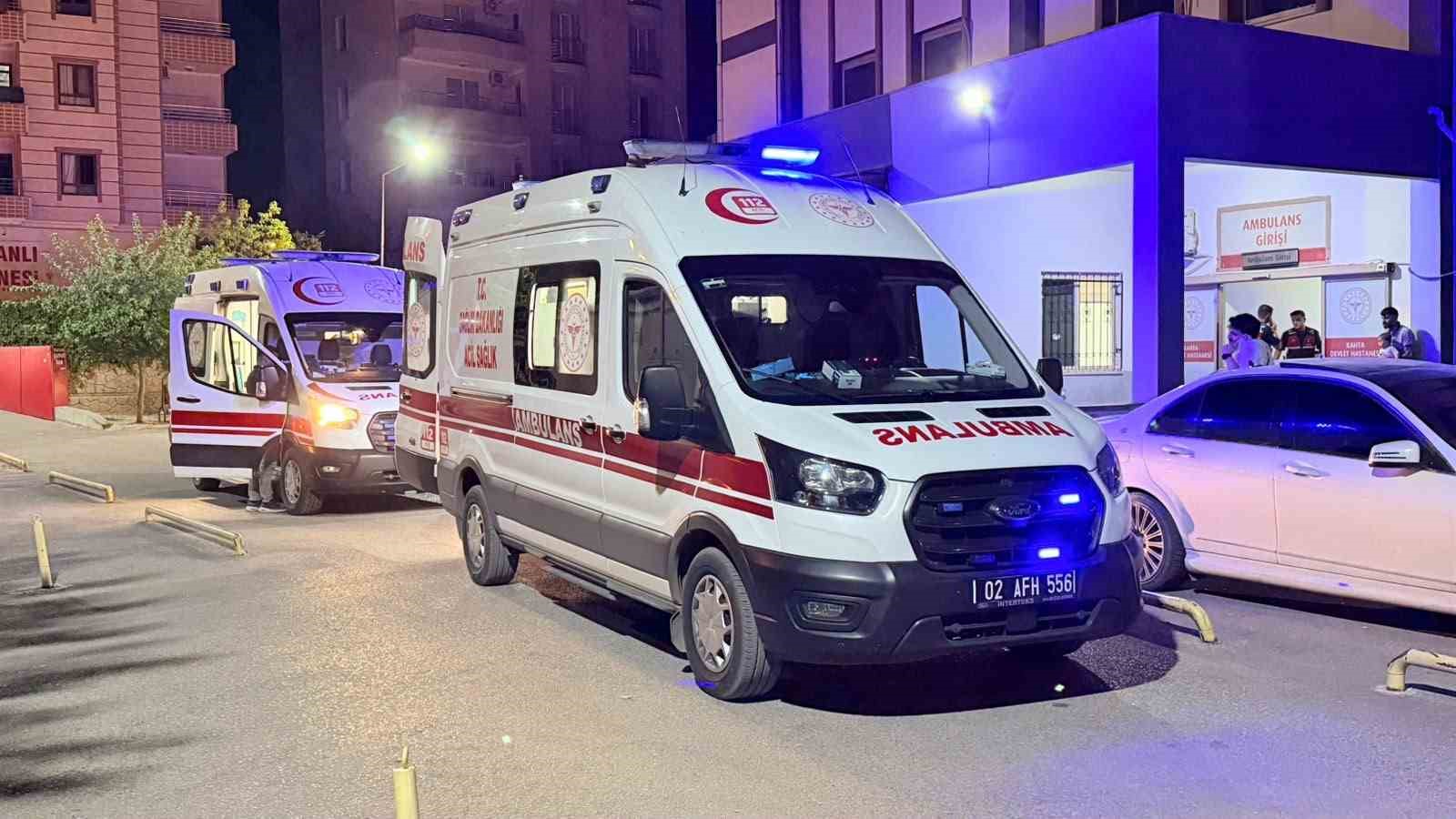 ADIYAMAN’IN KAHTA İLÇESİNDE TRAKTÖRDEN DÜŞEREK TEKERLEĞİN ALTINDA KALAN KADIN, KALDIRILDIĞI HASTANEDE HAYATINI KAYBETTİ.
