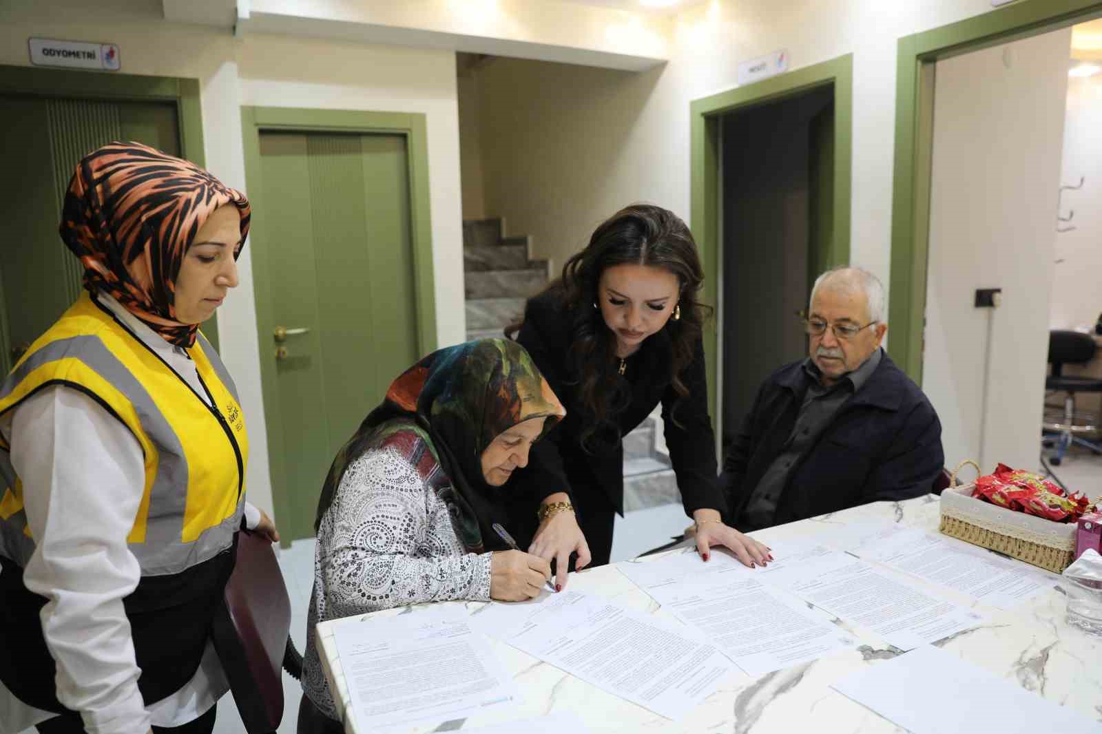 SAMSUN BÜYÜKŞEHİR BELEDİYESİ, 41 YILI AŞKIN SÜREDİR AYNI HAYATI PAYLAŞAN 65 YAŞ VE ÜZERİNDEKİ ÇİFTLERİ SAĞLIK TARAMASINDA BULUŞTURUYOR. HAYATA GEÇİRİLEN PROJE KAPSAMINDA ÇİFTLERE KAN TAHLİLİNDEN İŞİTME TESTİNE, AKCİĞER RÖNTGENİNDEN EKG'YE KADAR KAPSAMLI VE ÜCRETSİZ SAĞLIK HİZMETİ SUNULUYOR.