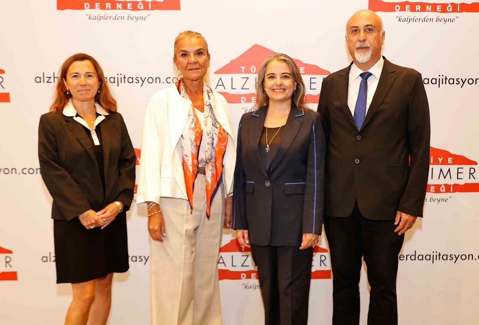TOPLU FOTO SOLDAN SAĞA: TÜRKİYE ALZHEİMER DERNEĞİ YÖNETİM KURULU ÜYESİ VE HASTA YAKINI HATİCE SERTAÇ SÜSLÜ, TÜRKİYE ALZHEİMER DERNEĞİ YÖNETİM KURULU BAŞKANI DİLEK ŞAHİNÖZ, ABDİ İBRAHİM OTSUKA GENEL MÜDÜRÜ ZEYNEP ALPTEKİN BASA, TÜRKİYE ALZHEİMER DERNEĞİ TIBBİ KURUL BAŞKANI PROF. DR. BAŞAR BİLGİÇ.