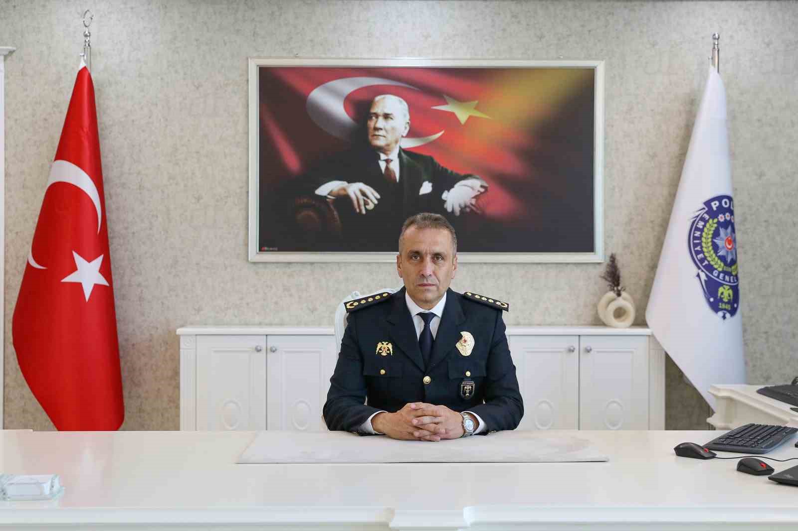 ŞIRNAK İL EMNİYET MÜDÜRLÜĞÜNDE GÖREV DEĞİŞİMİ GERÇEKLEŞTİ. 17 EYLÜL 2025 TARİHİNDE ŞIRNAK İL EMNİYET MÜDÜRLÜĞÜ GÖREVİNE ATANAN VOLKAN SAZAK, GÖREVİNDEKİ 1’İNCİ YILINI TAMAMLAMASININ ARDINDAN YAYIMLANAN CUMHURBAŞKANLIĞI KARARI İLE EMNİYET GENEL MÜDÜRLÜĞÜ EMRİNE ATANDI. SAZAK’IN YERİNE POLİS BAŞMÜFETT