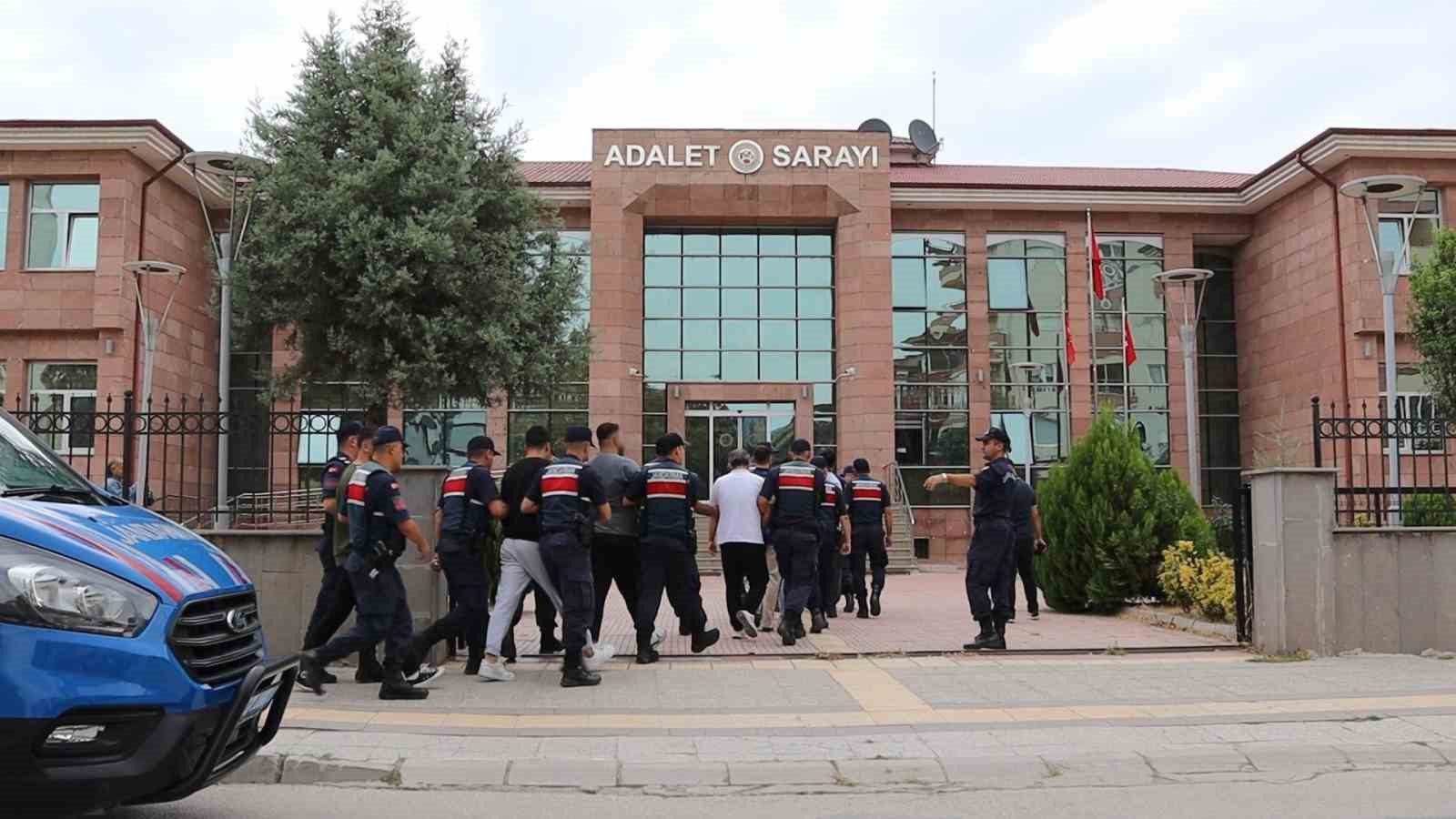 ÇORUM’UN OSMANCIK İLÇESİNDE JANDARMA EKİPLERİ TARAFINDAN 'SUÇ İŞLEMEK AMACIYLA ÖRGÜT KURMA', 'YASA DIŞI BAHİS' VE 'KUMAR OYNATMA' SUÇLARINA YÖNELİK DÜZENLENEN OPERASYONDA GÖZALTINA ALINAN 9 ŞÜPHELİDEN 8’İ TUTUKLANARAK CEZAEVİNE GÖNDERİLDİ.