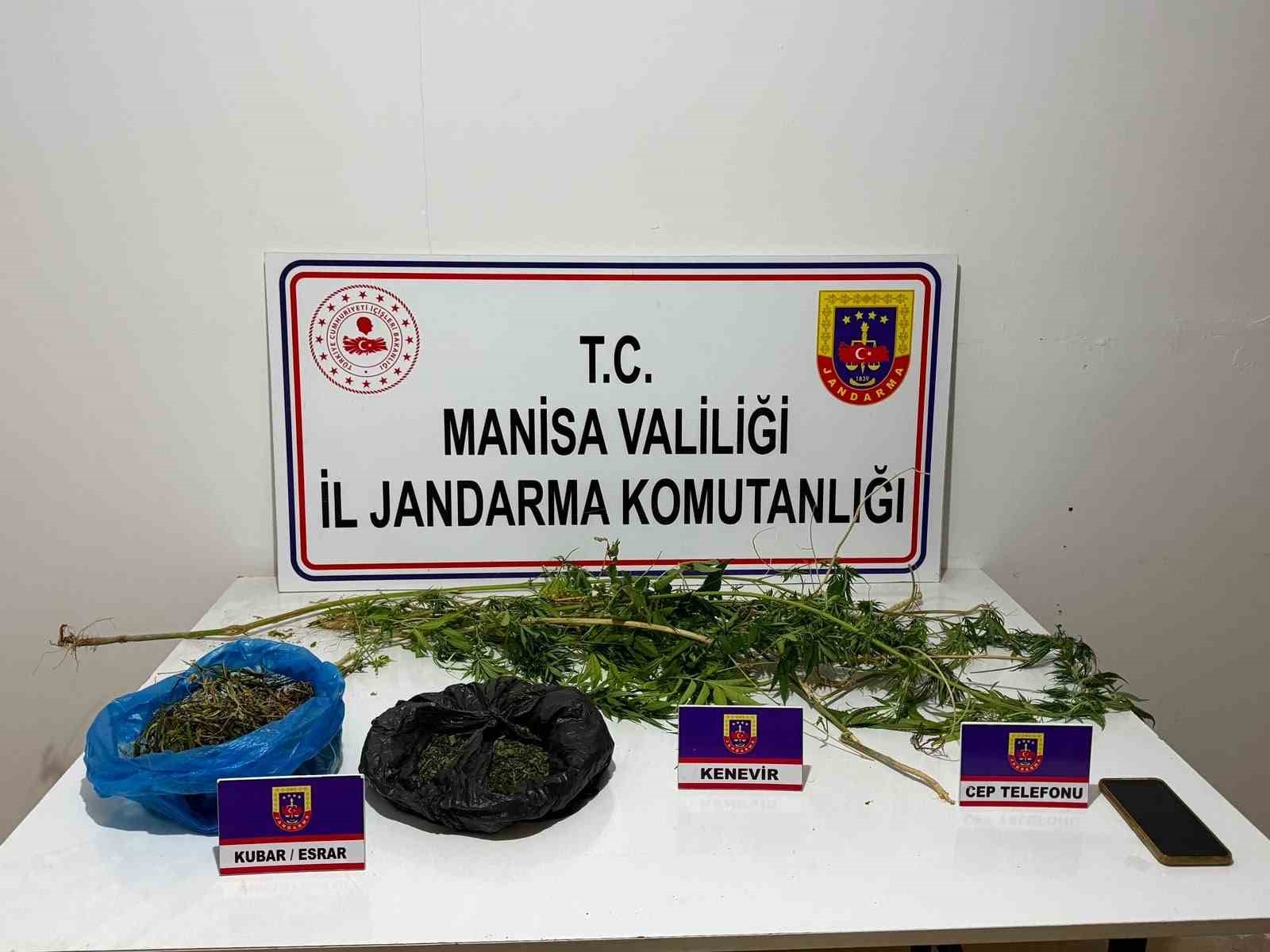 MANİSA'NIN SARIGÖL İLÇESİNDE JANDARMA EKİPLERİ TARAFINDAN BİR EVE DÜZENLENEN UYUŞTURUCU OPERASYONUNDA 352 GRAM KUBAR ESRAR İLE 44 KÖK KENEVİR BİTKİSİ ELE GEÇİRİLİRKEN, ADLİYEYE SEVK EDİLEN ŞÜPHELİ TUTUKLANDI.