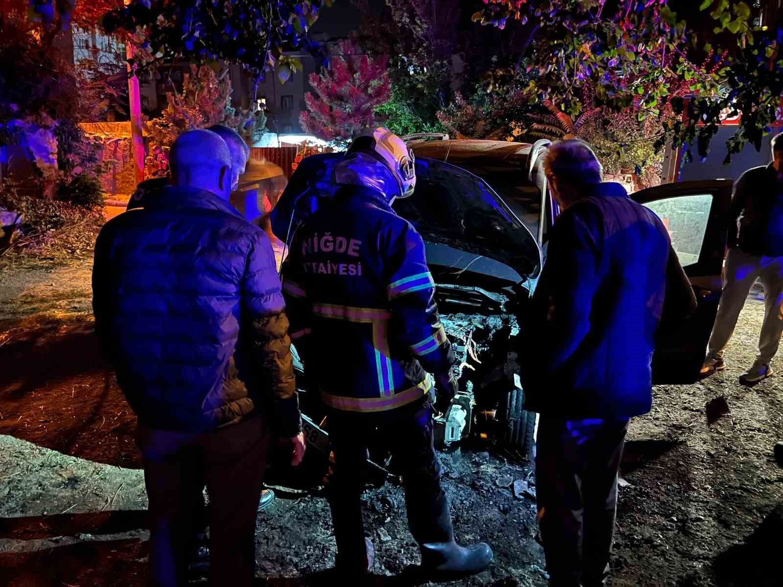 NİĞDE’DE PARK HALİNDEKİ OTOMOBİLDE ÇIKAN YANGIN İTFAİYE EKİPLERİ TARAFINDAN SÖNDÜRÜLDÜ.