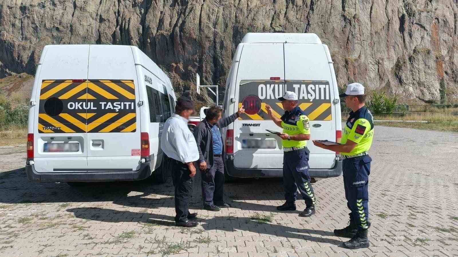 ERZURUM İL JANDARMA KOMUTANLIĞI TRAFİK JANDARMASI TİMLERİNCE, 2026-2027 EĞİTİM-ÖĞRETİM YILININ BAŞLAMASIYLA BİRLİKTE ÖĞRENCİLERİN HUZUR VE GÜVEN İÇİNDE SEYAHAT ETMELERİNİ SAĞLAMAK AMACIYLA OKUL SERVİS ARAÇLARINA YÖNELİK EŞ ZAMANLI DENETİM GERÇEKLEŞTİRİLDİ