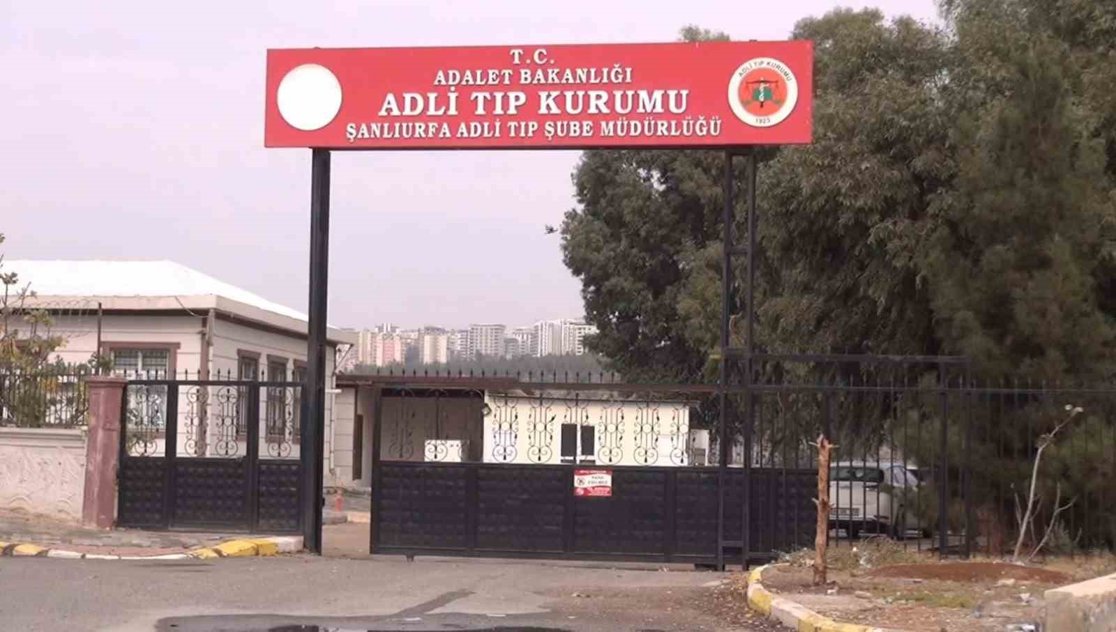ŞANLIURFA'NIN HALİLİYE İLÇESİNDE LASTİĞİ PATLAYAN TIRIN BAŞKA BİR TIRA ARKADAN ÇARPMASI SONUCU SÜRÜCÜ HAYATINI KAYBETTİ.