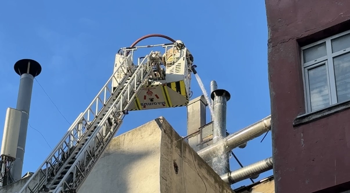 BEYOĞLU’NDA 6 KATLI RESTORANDA YANGIN ÇIKTI. YANGIN, İTFAİYE EKİPLERİNİN MÜDAHALESİYLE BÜYÜMEDEN SÖNDÜRÜLDÜ.