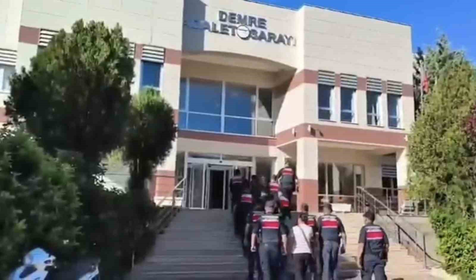 ANTALYA'DA İNTERNET ÜZERİNDEN VİLLA VE BUNGALOV KİRALAMA İLANI VEREREK BİR KİŞİYİ DOLANDIRDIĞI BELİRLENEN ŞÜPHELİLERE YÖNELİK 3 İLDE DÜZENLENEN EŞ ZAMANLI OPERASYONDA 6 KİŞİ GÖZALTINA ALINDI. ŞÜPHELİLERDEN 2'Sİ TUTUKLANIRKEN, 4'Ü HAKKINDA ADLİ KONTROL KARARI VERİLDİ.