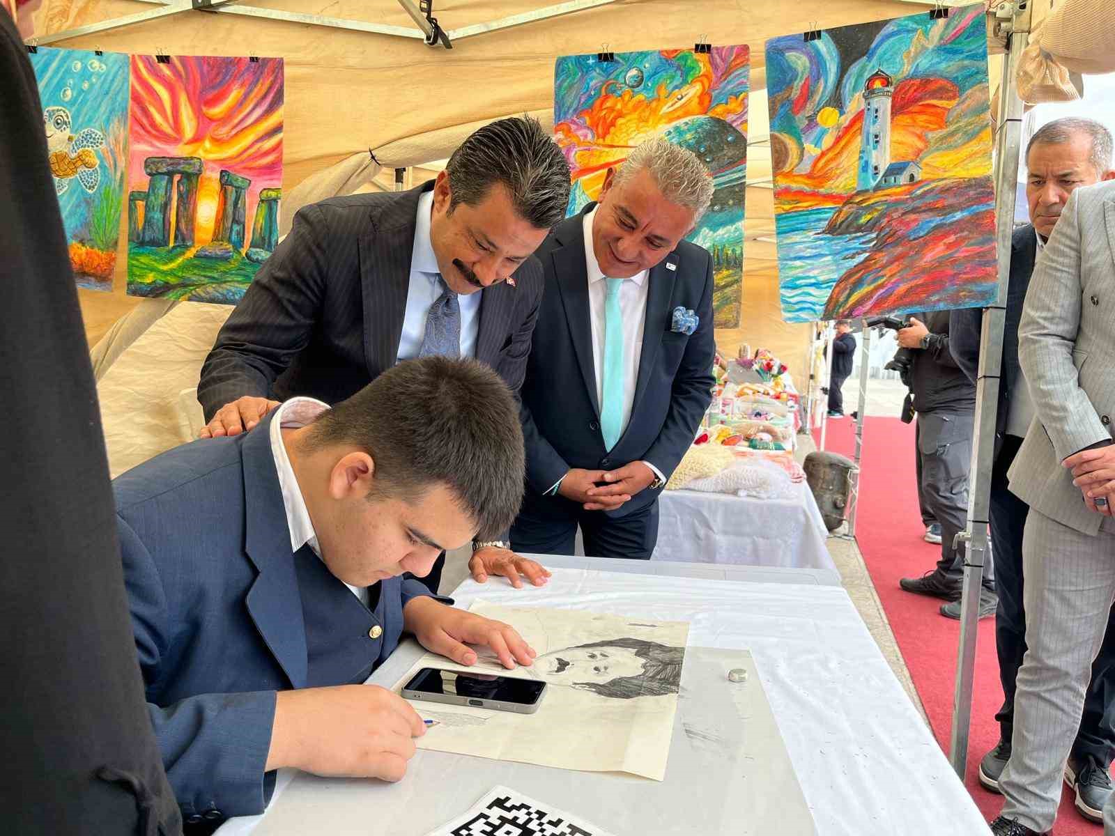 KIRŞEHİR'DE DÜZENLENEN 39. AHİLİK HAFTASI KUTLAMALARI KAPSAMINDA CACABEY MEYDANI'NDA AÇILAN "ÜRETEN ELLER SOKAĞI"NDA, TÜRKİYE'NİN FARKLI İLLERİNDEN GELEN ENGELLİ BİREYLER İLE TÜRKİYE BEYAZAY DERNEĞİ ÜYELERİNİN HAZIRLADIĞI EL EMEĞİ ÜRÜNLER VATANDAŞLARIN BEĞENİSİNE SUNULDU.