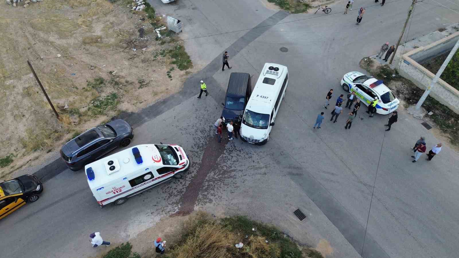 KARAMAN'DA OKUL SERVİSİ İLE HAFİF TİCARİ ARACIN ÇARPIŞTIĞI KAZADA 5'İ ÖĞRENCİ 6 KİŞİ YARALANDI.