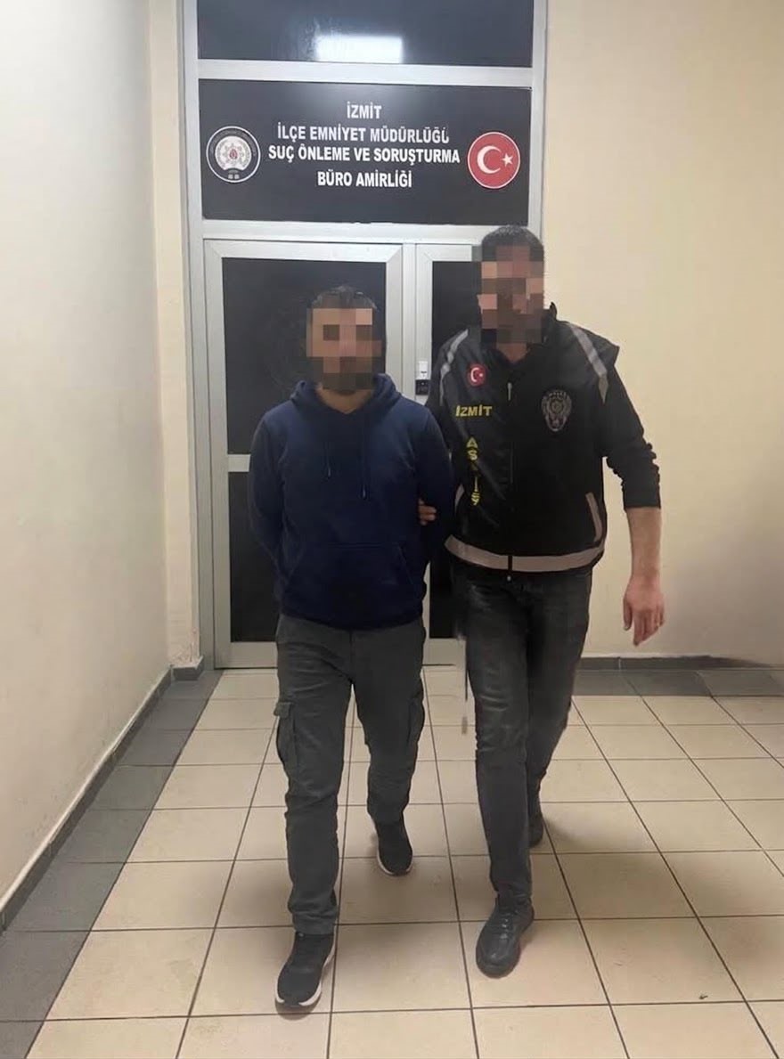 KOCAELİ’DE KENDİSİNİ POLİS OLARAK TANITIP 3,5 MİLYON LİRA DOLANDIRAN ŞÜPHELİ, PARANIN GÖNDERİLDİĞİ KUYUMCUDA ALTIN ALIRKEN YAKALANDI.