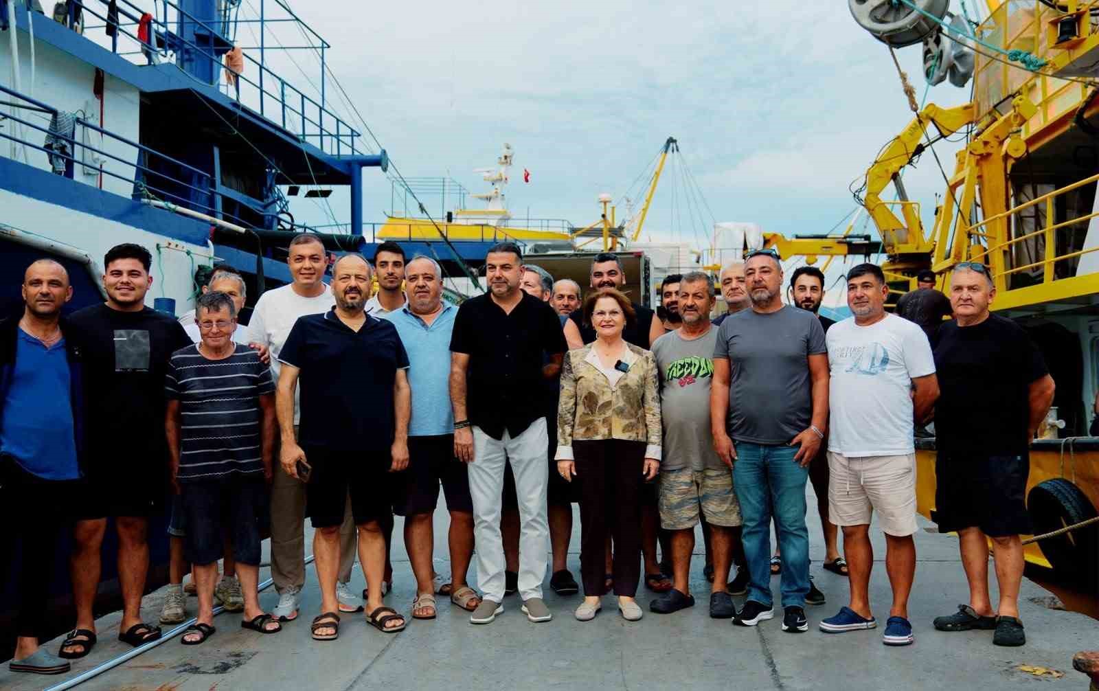 DİDİM BELEDİYE BAŞKANI HATİCE GENÇAY, YENİ BALIKÇILIK SEZONUNUN BAŞLAMASI DOLAYISIYLA BALIKÇILARI ZİYARET ETTİ. BALIKÇILARLA BİR ARAYA GELEN BAŞKAN HATİCE GENÇAY, YENİ SEZONUN HAYIRLI VE BEREKETLİ GEÇMESİ TEMENNİSİNDE BULUNDU.