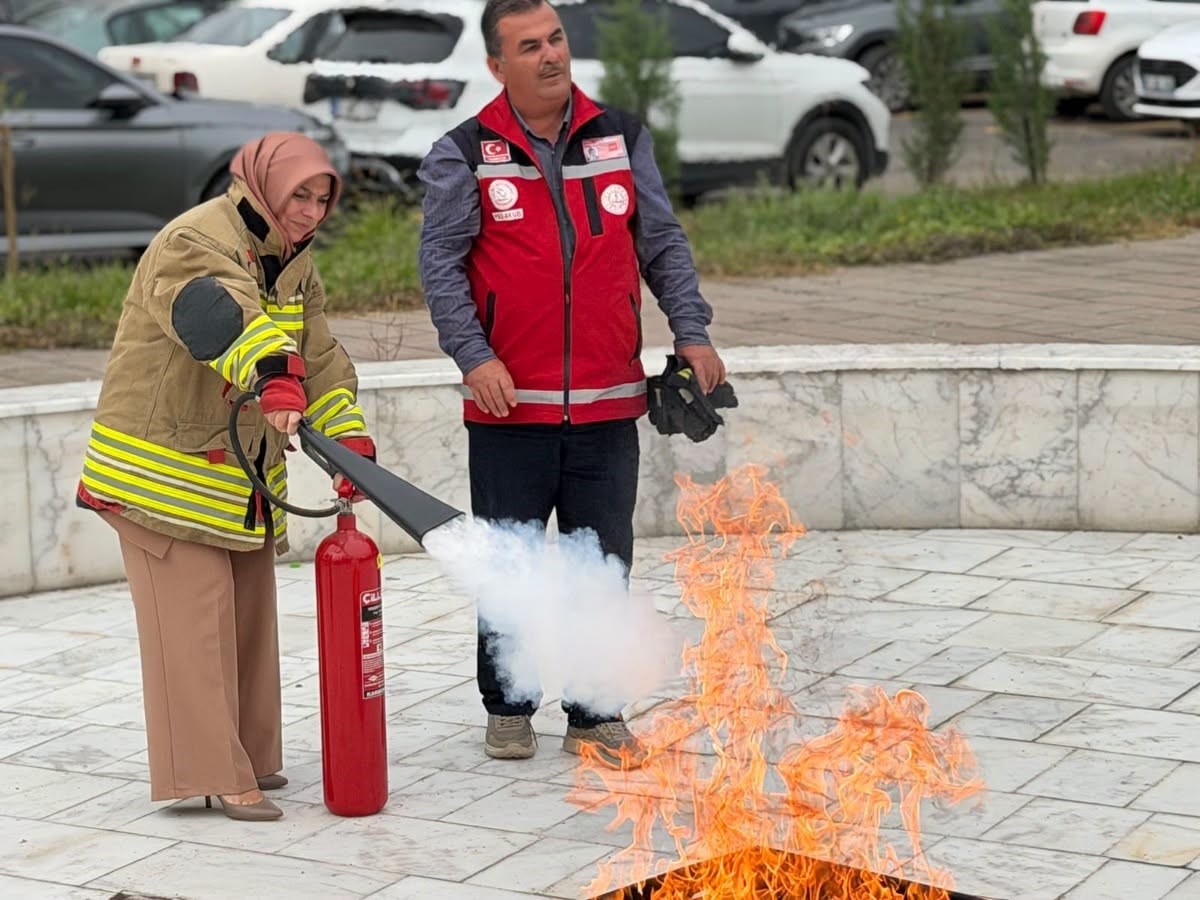 DÜZCE’DE VALİLİK KOORDİNASYONUNDA KURUM ÇALIŞANLARINA YÖNELİK YANGIN SÖNDÜRME EĞİTİMİ VE TATBİKATI GERÇEKLEŞTİRİLDİ. PERSONEL, YANGIN SÖNDÜRME TÜPLERİYLE UYGULAMALI OLARAK YANGINA MÜDAHALE ETTİ.