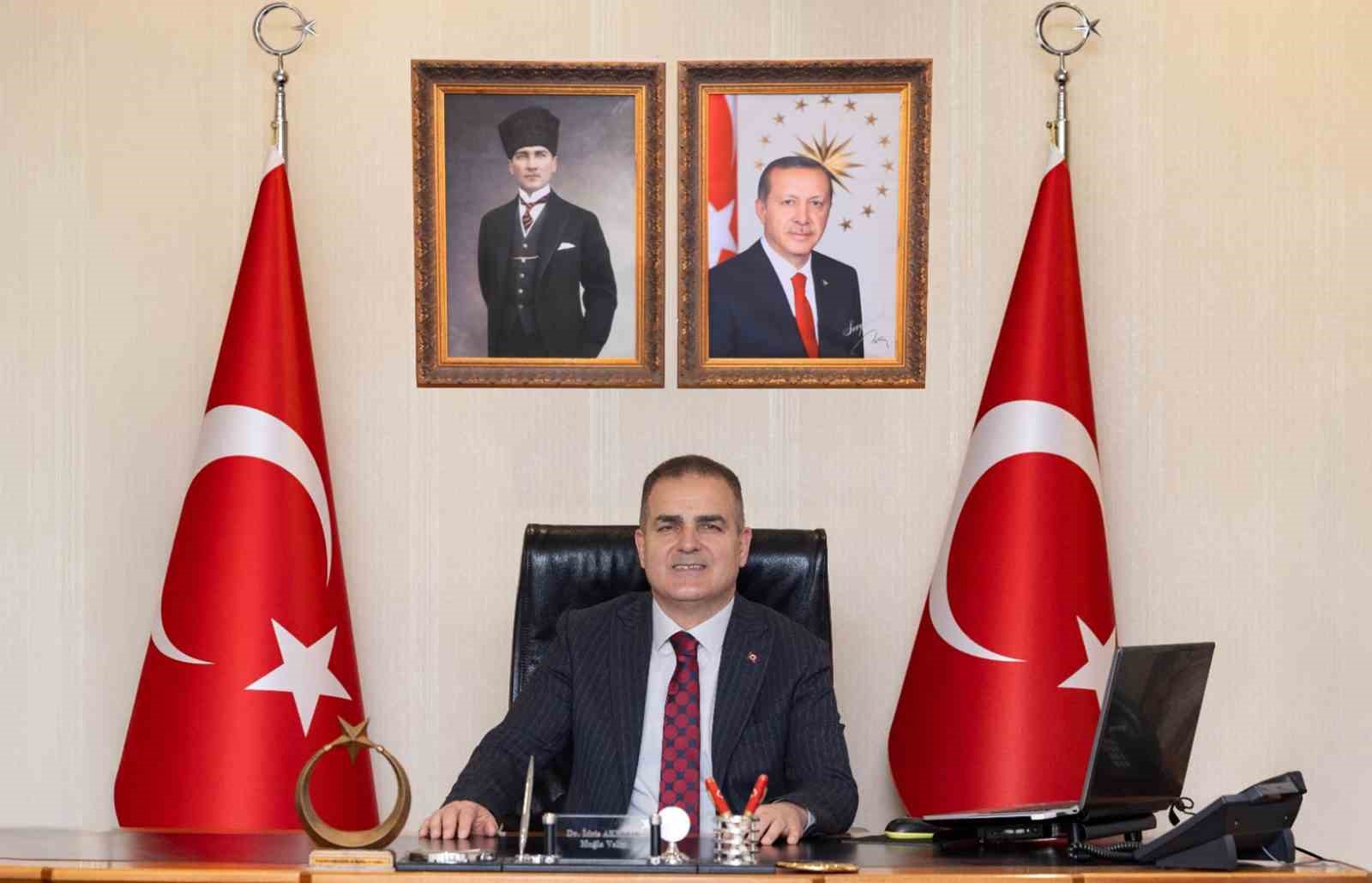 MUĞLA VALİSİ DR. İDRİS AKBIYIK 19 EYLÜL GAZİLER GÜNÜ NEDENİYLE YAPTIĞI AÇIKLAMADA, ŞEHİTLERİN EMANETLERİNE SAHİP ÇIKMAK VE GAZİLERİN DAİMA YANINDA OLMAK, DEVLET VE MİLLET İÇİN VAZGEÇİLMEZ BİR VEFA BORCU OLDUĞUNU SÖYLEDİ.