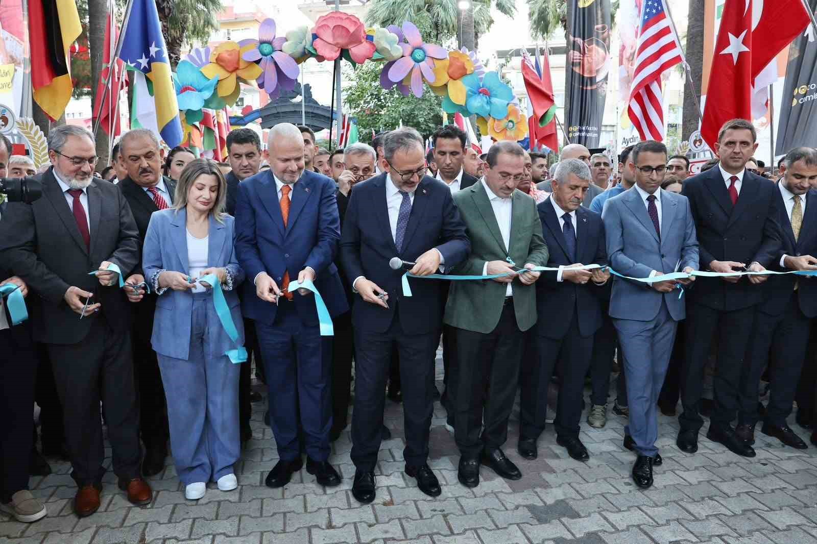 MENEMEN BELEDİYESİ TARAFINDAN 5’İNCİ KEZ DÜZENLENEN ULUSLARARASI MENEMEN ÇÖMLEK FESTİVALİ, KAPILARINI RENKLİ KORTEJ VE RAKU GÖSTERİSİYLE AÇTI.
