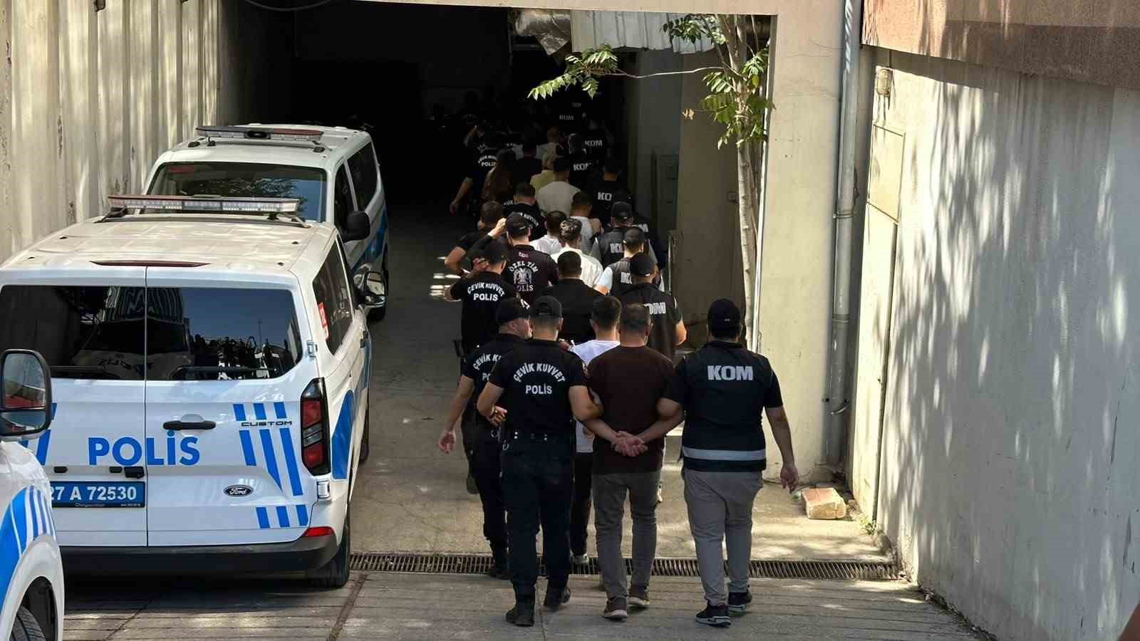 GAZİANTEP'TE 'SOKAKLAR GÜVENDE' OPERASYONLARI ÇERÇEVESİNDE GÖZALTINA ALINAN VE ADLİYEYE SEVK EDİLEN 31 ŞÜPHELİDEN 18'İ TUTUKLANDI. (ARŞİV)