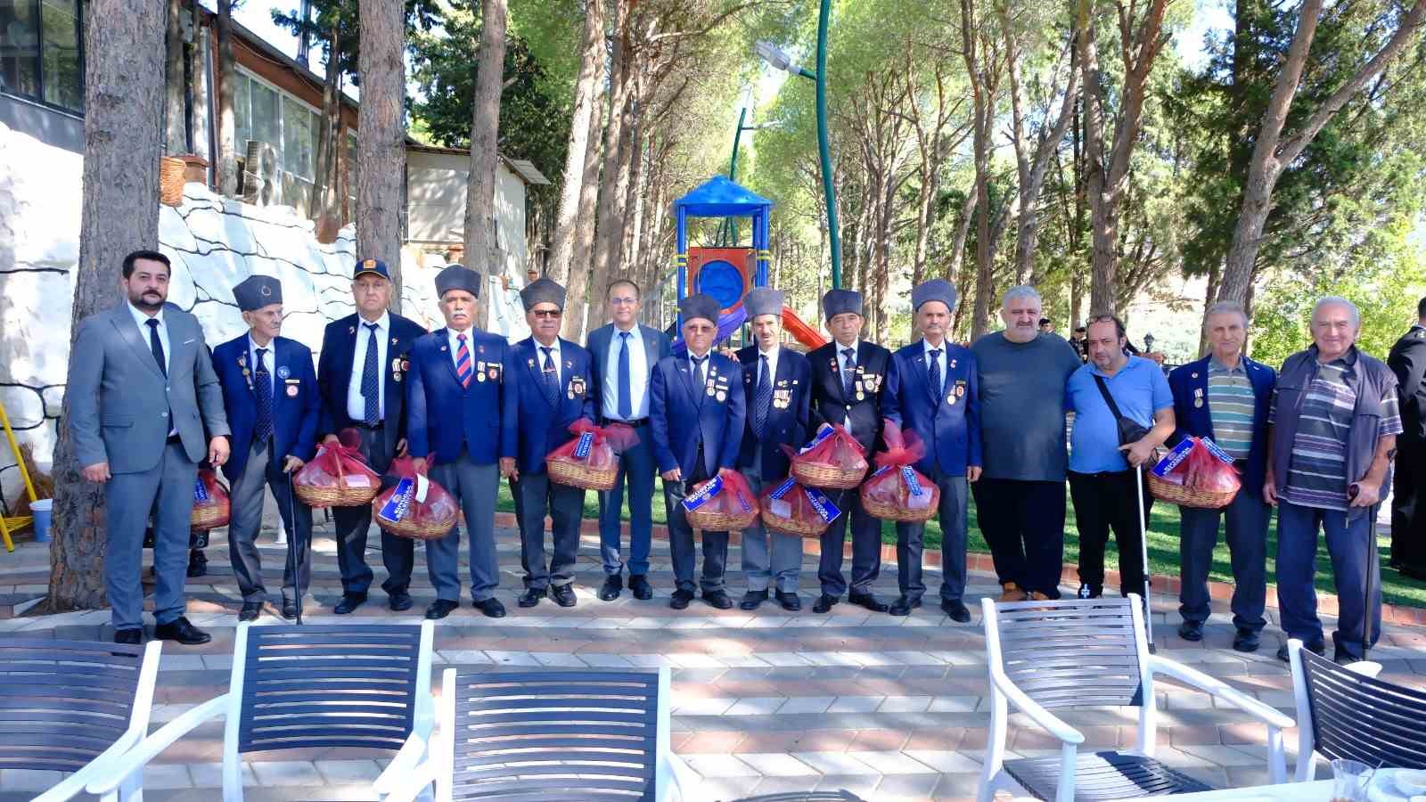 AYDIN’IN KUYUCAK İLÇESİNDE 19 EYLÜL GAZİLER GÜNÜ DOLAYISIYLA DÜZENLENEN PROGRAMDA GAZİLER VE AİLELERİ BİR ARAYA GELDİ. ÇELENK KOYMA TÖRENİNİN ARDINDAN DÜZENLENEN KAHVALTIDA GAZİLERLE SOHBET EDEN KUYUCAK BELEDİYE BAŞKANI UĞUR DOĞANCA, GÜNÜN ANLAM VE ÖNEMİNE İLİŞKİN MESAJLAR VERİRKEN GAZİLERE HEDİYE P
