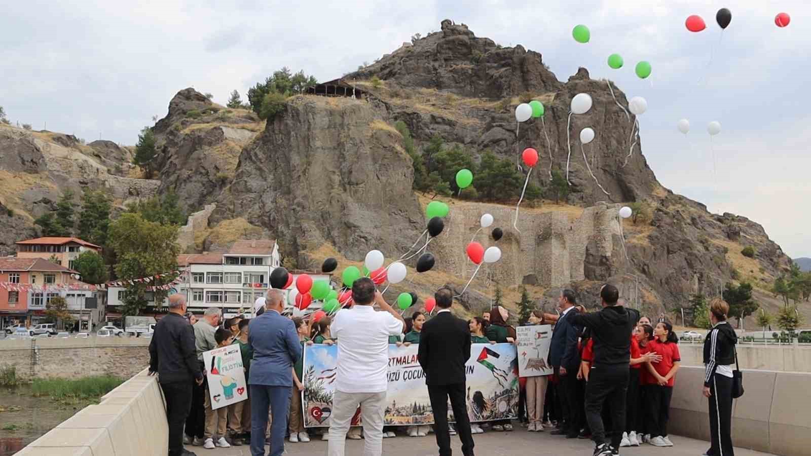 ÇORUM’UN OSMANCIK İLÇESİNDE, "UÇURTMALAR VURULMASIN, GÖKYÜZÜ ÇOCUKLARA KALSIN" TEMASIYLA GAZZE’DEKİ ÇOCUKLARA DESTEK OLMAK VE ÇOCUK HAKLARINA DİKKAT ÇEKMEK AMACIYLA TARİHİ KOYUNBABA KÖPRÜSÜ’NDE BİR ARAYA GELEN ÖĞRENCİLER, MARŞLAR EŞLİĞİNDE UÇURTMA UÇURUP BALONLARI GÖKYÜZÜNE BIRAKTI.
