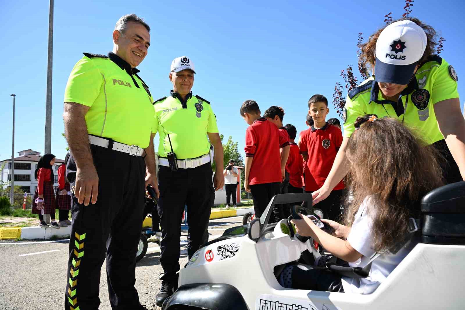 ELAZIĞ’DA 2026-2027 EĞİTİM-ÖĞRETİM YILININ BAŞLAMASI BİRLİKTE ULUKENT TRAFİK EĞİTİM PARKURU’NDA ÇOCUKLARA YÖNELİK TRAFİK EĞİTİMİ DÜZENLENDİ. İL EMNİYET MÜDÜRÜ AYDIN KARAN’IN DA KATILDIĞI ETKİNLİKTE ÖĞRENCİLER, TRAFİK KURALLARINI HEM TEORİK HEM DE UYGULAMALI OLARAK ÖĞRENİRKEN EĞLENCELİ ANLAR YAŞADI