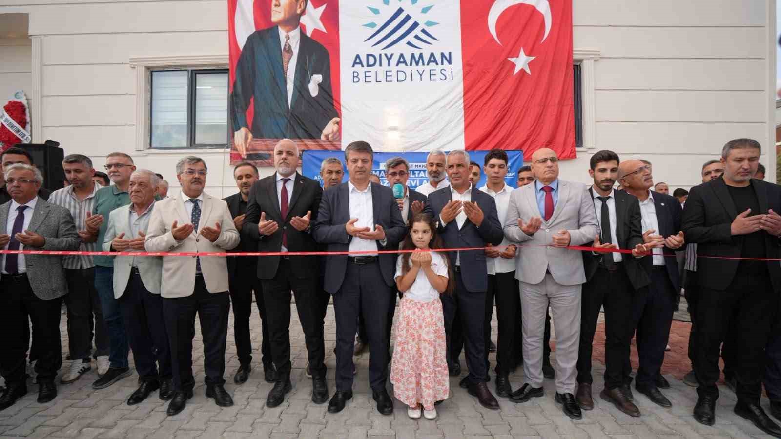 ADIYAMAN BELEDİYE BAŞKANI ABDURRAHMAN TUTDERE’NİN GİRİŞİMLERİ VE HAYIRSEVER ASLAN AİLESİNİN DESTEĞİYLE CUMHURİYET MAHALLESİ’NE KAZANDIRILAN KEMAL-SULTAN ASLAN TAZİYE EVİ, DÜZENLENEN TÖRENLE HİZMETE AÇILDI.