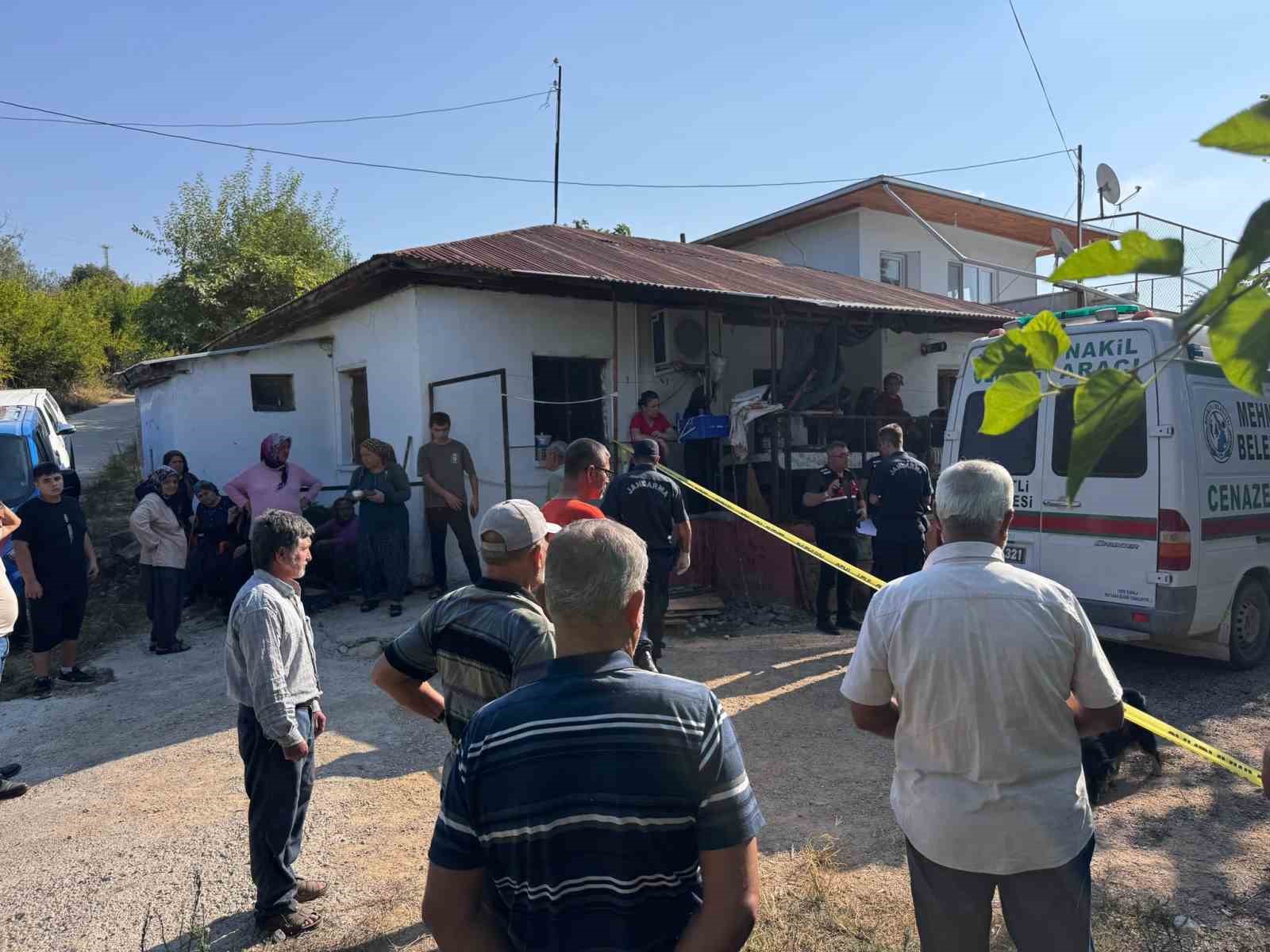 OSMANİYE’NİN SUMBAS İLÇESİNDE F.T. KAVGA ETTİĞİ OĞLU AYDIN TOPBAŞ’I TAHRA İLE ÖLDÜRDÜ, GELİNİ VE TORUNUNU YARALADI.