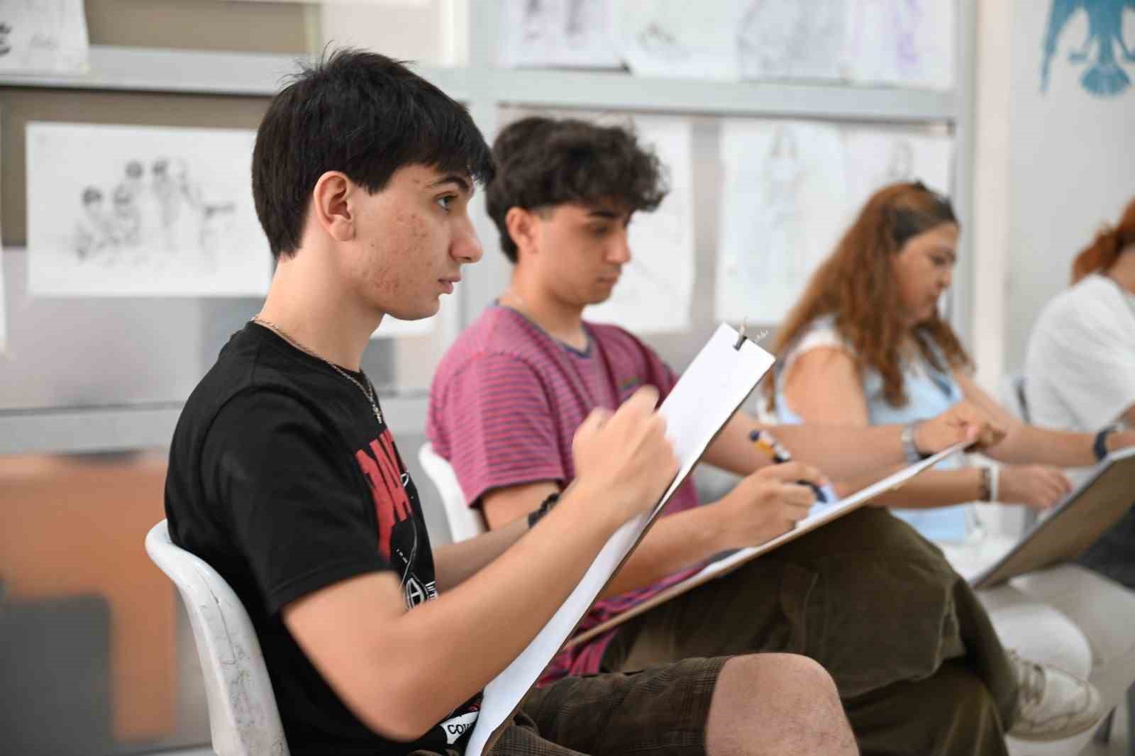 KARAKALEM RESİM KURSLARDA EĞİTİM ALAN 32 KURSİYER, GÜZEL SANATLAR LİSELERİ İLE ÜNİVERSİTELERDE İSTEDİKLERİ BÖLÜMLERİ KAZANDI.