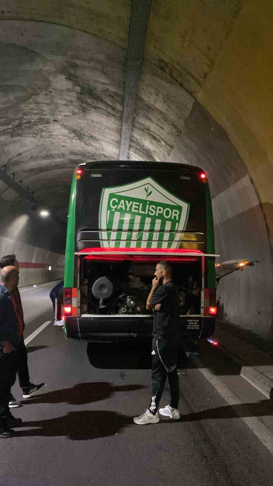 SABAH KESİLEN KURBAN VE OKUNAN DUALARLA İKİNCİ ETAP KAMPI İÇİN ERZURUM'A UĞURLANAN ÇAYELİSPOR, OVİT TÜNELİ'NDE TAKIM OTOBÜSÜNÜN ARIZALANMASI SONUCU TÜNELDE MAHSUR KALDI.