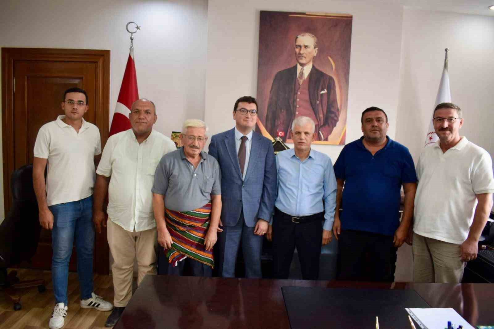 BOZDOĞAN KAYMAKAMI HÜSEYİN ŞAMİL SÖZEN, 39. AHİLİK HAFTASI ETKİNLİKLERİ KAPSAMINDA BOZDOĞAN ESNAF ODASI BAŞKANI DENİZ ÇİFTÇİOĞLU, YAZIKENT ESNAF ODASI BAŞKANI ÜMİT ÇOBAN VE YILIN AHİSİ SEÇİLEN ESNAFLARI MAKAMINDA KABUL ETTİ.