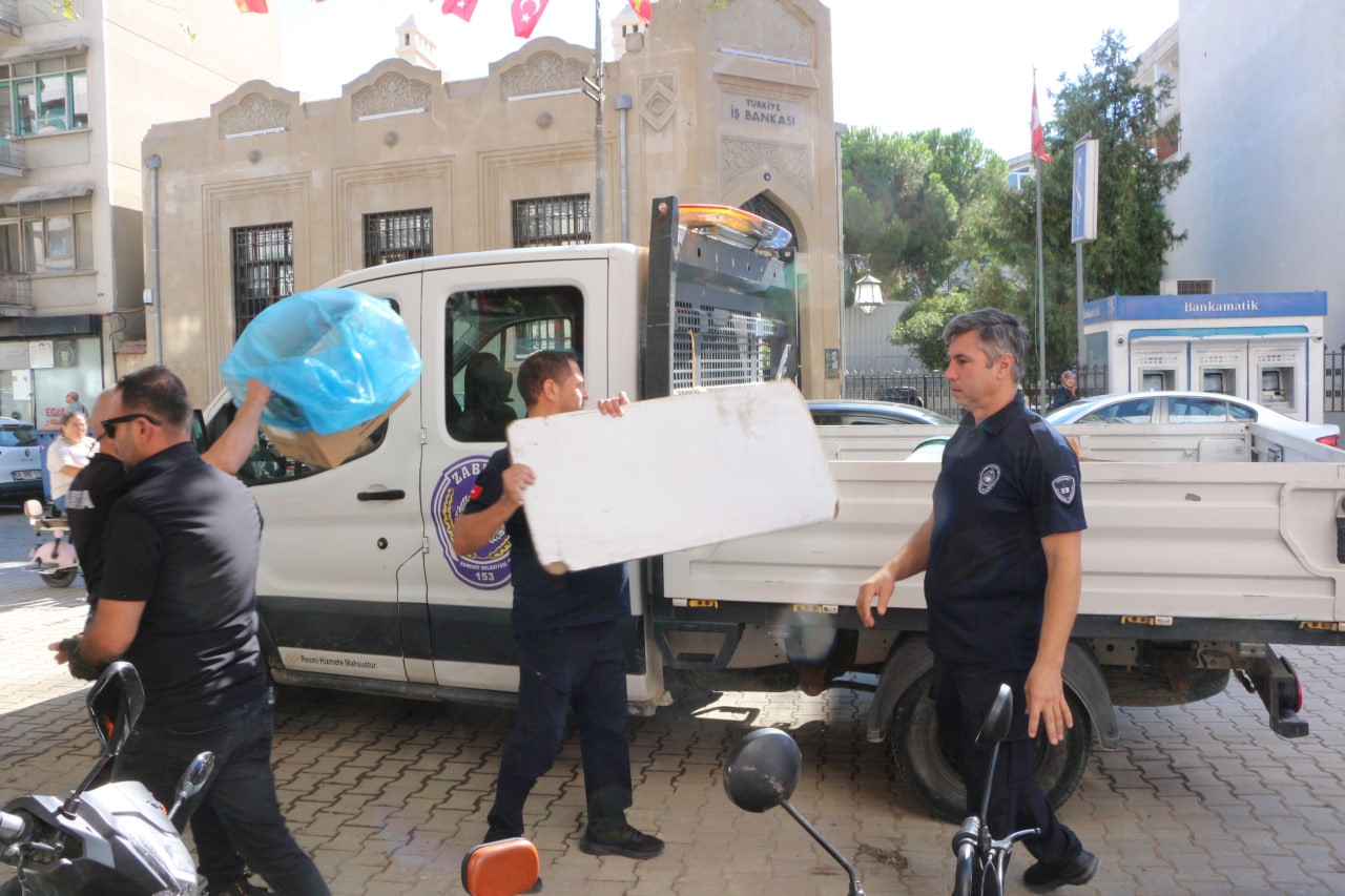 BALIKESİR’İN EDREMİT İLÇESİNDE ZABITA EKİPLERİ, VATANDAŞLARIN ORTAK KULLANIM ALANLARINDA YAŞANAN KALDIRIM İŞGALLERİNE YÖNELİK DENETİM GERÇEKLEŞTİRDİ.