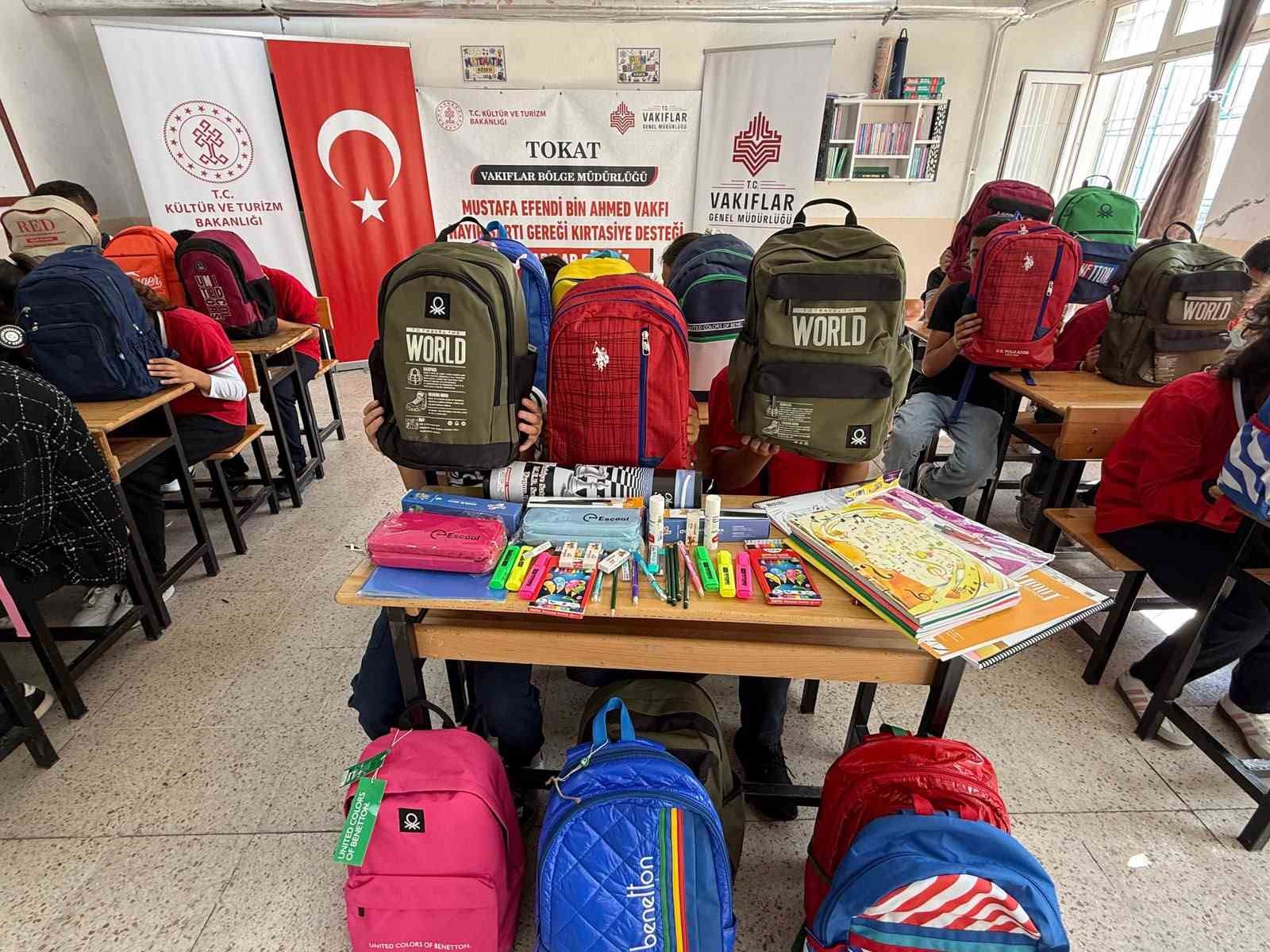 TOKAT’TA 296 YIL ÖNCE KURULAN MUSTAFA EFENDİ BİN AHMED VAKFI’NIN VAKFİYESİNDE YER ALAN HAYIR ŞARTI KAPSAMINDA 80 ÖĞRENCİYE ÇANTA VE KIRTASİYE MALZEMESİ DAĞITILDI.