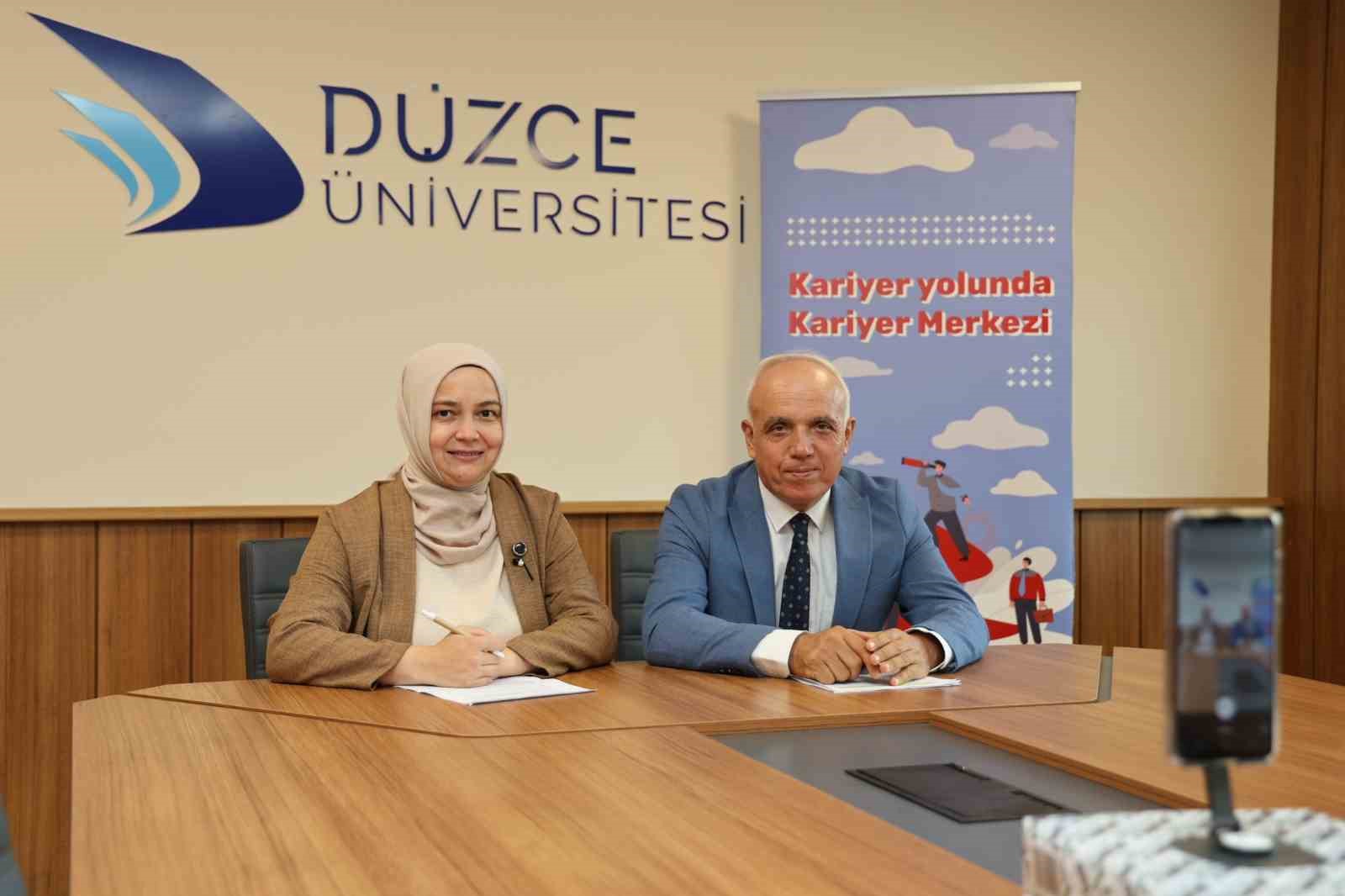 DÜZCE ÜNİVERSİTESİ KARİYER GELİŞTİRME VE MEZUN İZLEME UYGULAMA ARAŞTIRMA MERKEZİ TARAFINDAN DÜZENLENEN “KAMPÜSTEN KARİYERE: ÜNİVERSİTE YAŞAMINI KEŞFET” BAŞLIKLI SOSYAL MEDYA CANLI YAYININDA, ÖĞRENCİLERİN ÜNİVERSİTE YAŞAMI BOYUNCA YARARLANABİLECEKLERİ SOSYAL, KÜLTÜREL, SPORTİF VE SAĞLIK HİZMETLERİNİN