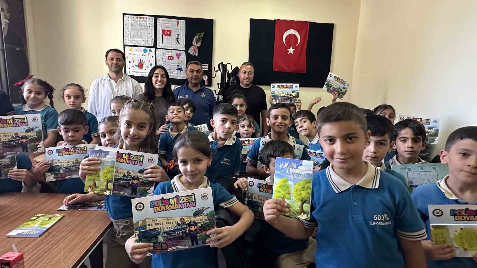 HAKKARİ’NİN YÜKSEKOVA İLÇESİNDEKİ 50. YIL İLKOKULU 3. SINIF ÖĞRENCİLERİ, İLÇE EMNİYET MÜDÜRLÜĞÜ TOPLUM DESTEKLİ POLİSLİK BÜRO AMİRLİĞİNİ ZİYARET EDEREK POLİSLERLE KEYİFLİ BİR GÜN GEÇİRDİ.