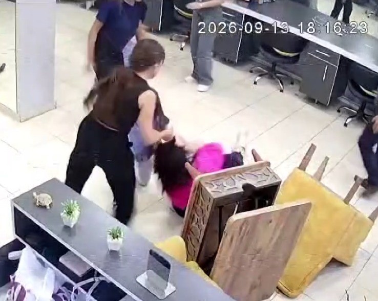 KAHRAMANMARAŞ'IN AFŞİN İLÇESİNDE BİR BAYAN KUAFÖRÜNDE SAÇ KESİMİ NEDENİYLE ÇIKAN TARTIŞMA KAVGAYA DÖNÜŞTÜ. O ANLAR GÜVENLİ KAMERASINA YANSIRKEN OLAYLA İLGİLİ İKİ TARAF BİRBİRLERİNDEN ŞİKAYETÇİ OLDU