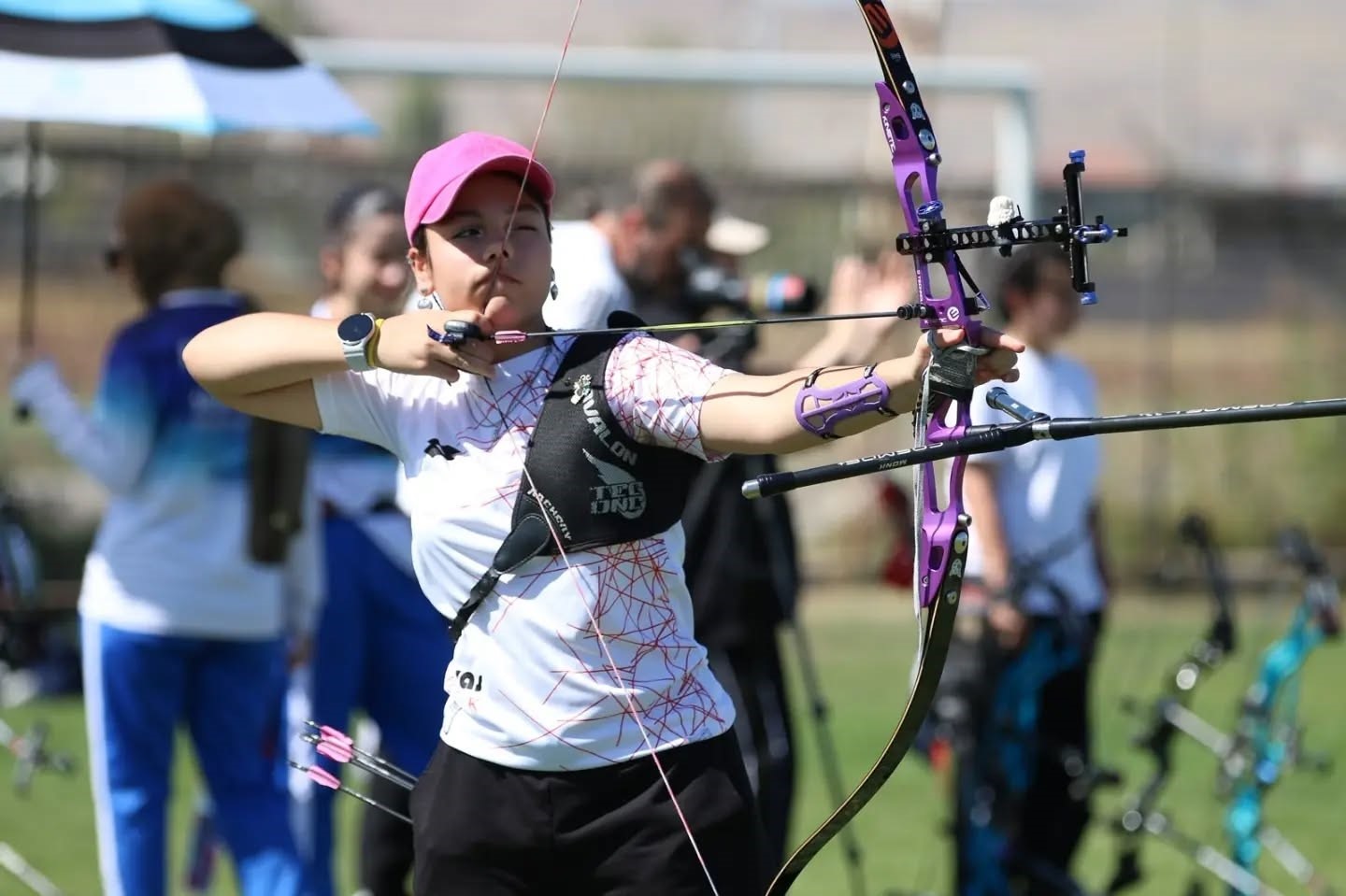 SİVAS’TA İLKÖĞRETİM HAFTASI KAPSAMINDA DÜZENLENEN U-15 VE U-18 OKÇULUK İL BİRİNCİLİĞİ MÜSABAKALARINDA GENÇ SPORCULAR, ŞAMPİYONLUK İÇİN HEDEFE ODAKLANDI.