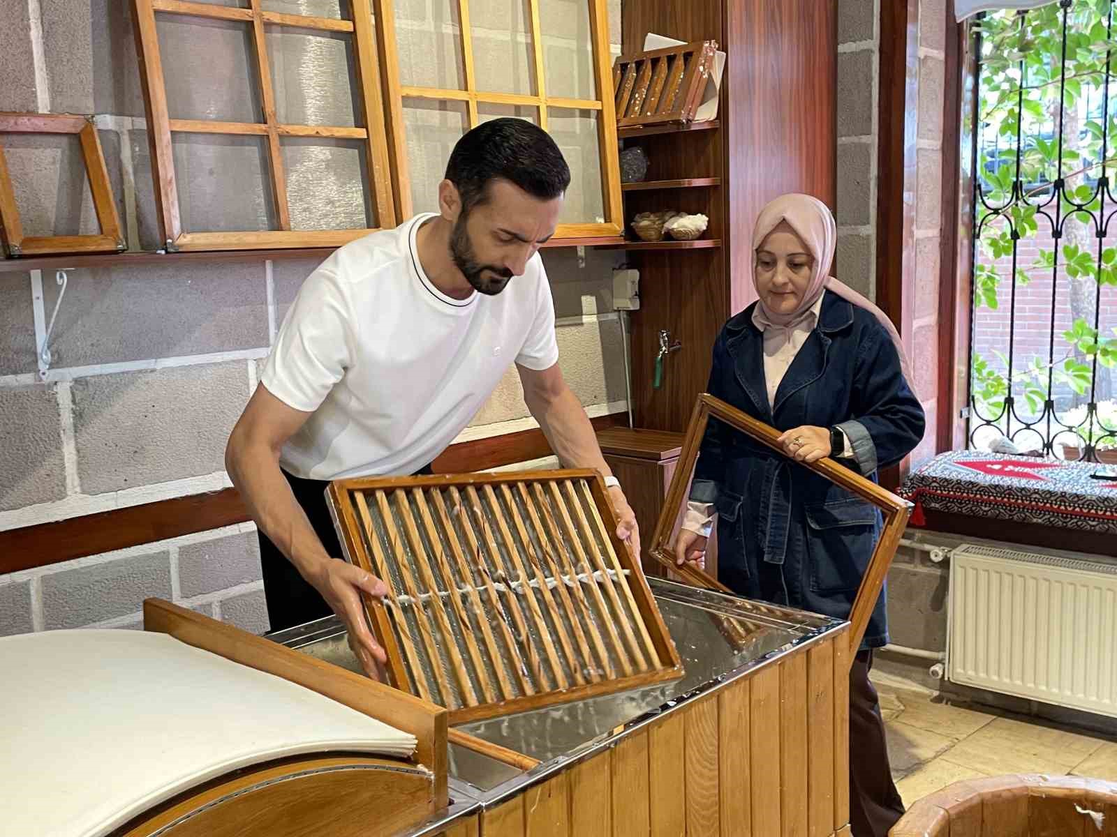 DÜZCE ÜNİVERSİTESİ SANAT TASARIMI VE MİMARLIK FAKÜLTESİ GELENEKSEL TÜRK SANATLARI BÖLÜM BAŞKANI DOÇ. DR. YUSUF PARLAK İLE ATÖLYEDE USTA ÖĞRETİCİ VE YÖNETİCİ OLARAK GÖREV YAPAN ŞERİFE GÜVEN KOORDİNESİNDE ÇALIŞILIYOR. PARLAK VE GÜVEN KAĞITLARIN YAPILIŞ SÜRECİNİ VE ATIK KAĞITLARIN SANATA DÖNÜŞTÜRÜLME S